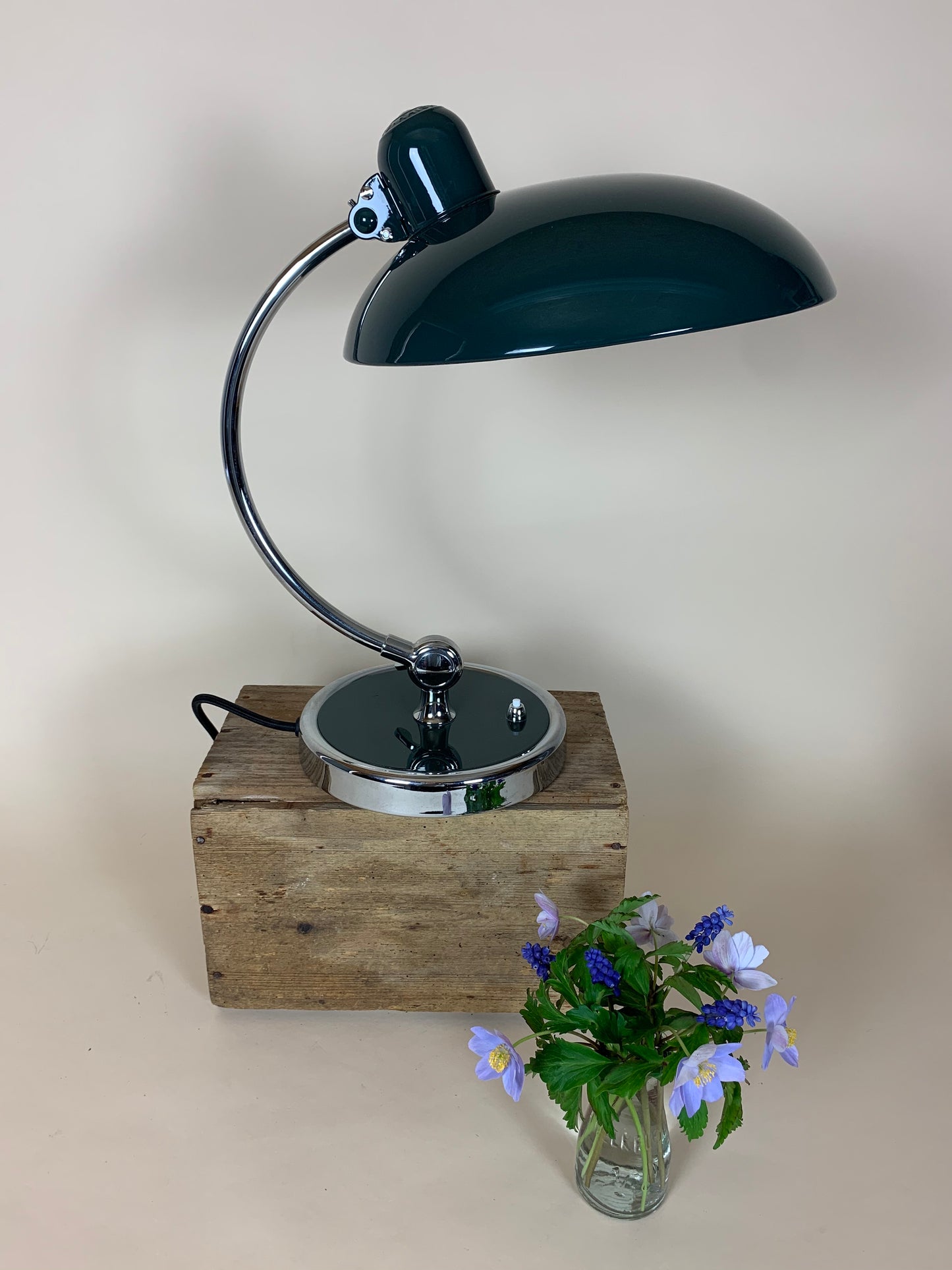 Kaiser Idell 6631 bordslampa i mörkgrön