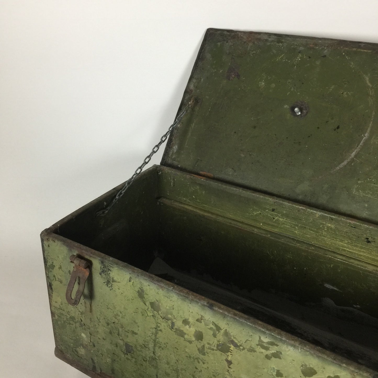 Rå och vacker verktygslåda i metall