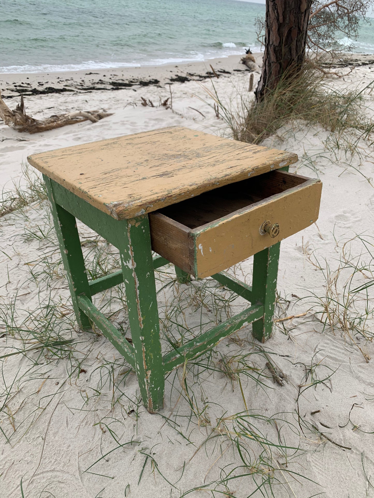 Litet bord med låda