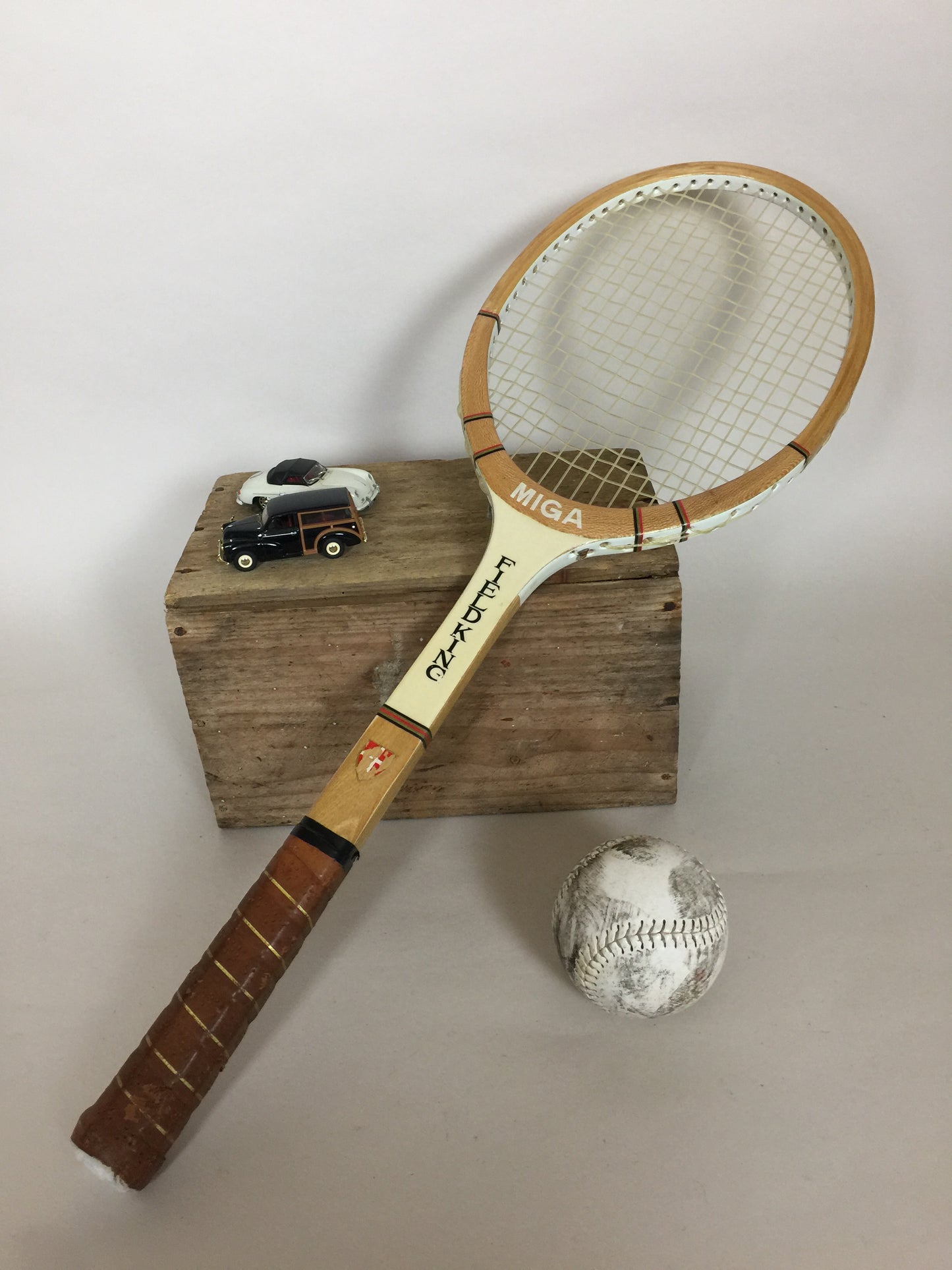 Vackert gammalt och dekorativt tennisracket