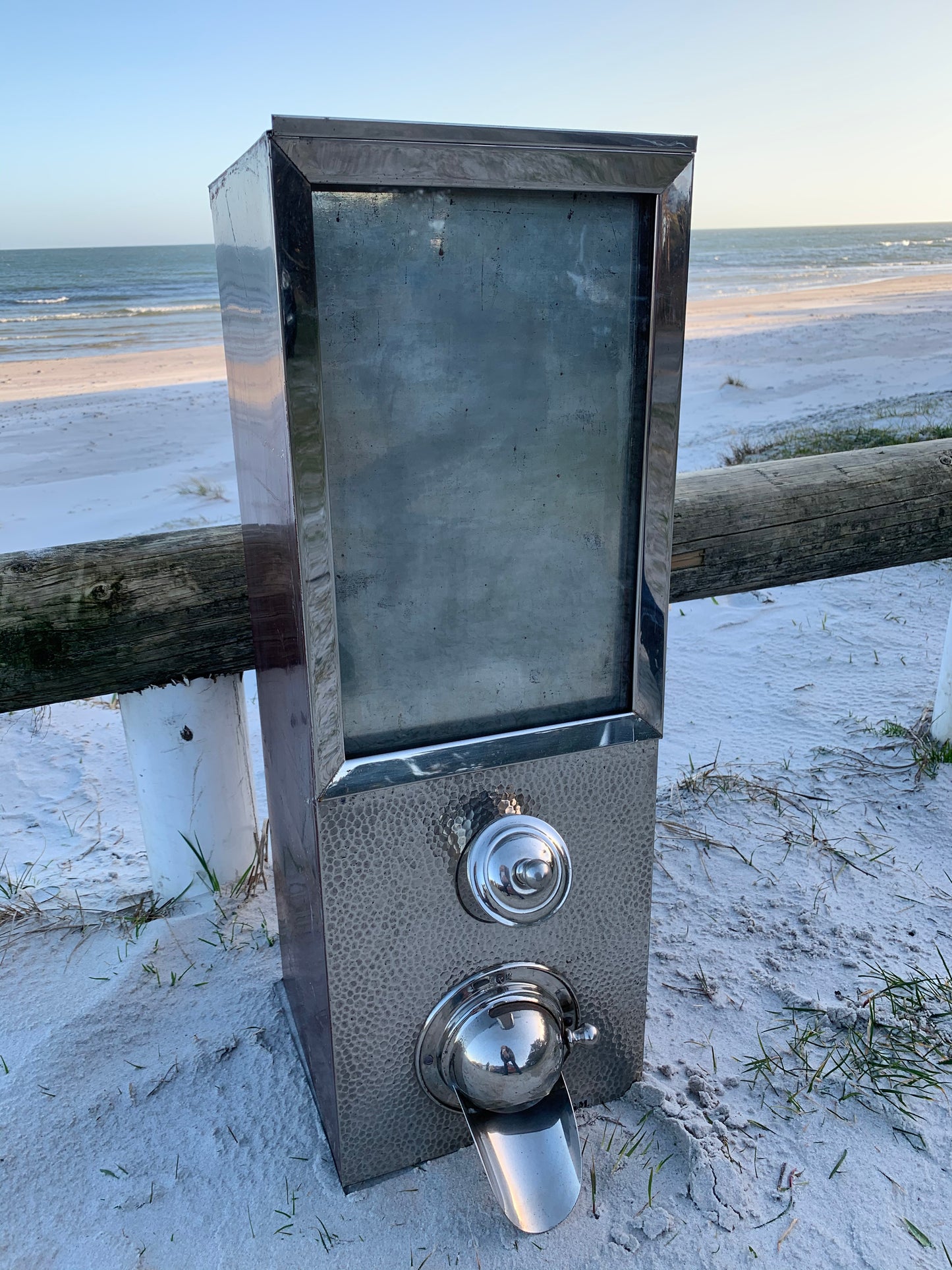 Rolig gammal kaffeautomat för kaffeälskaren