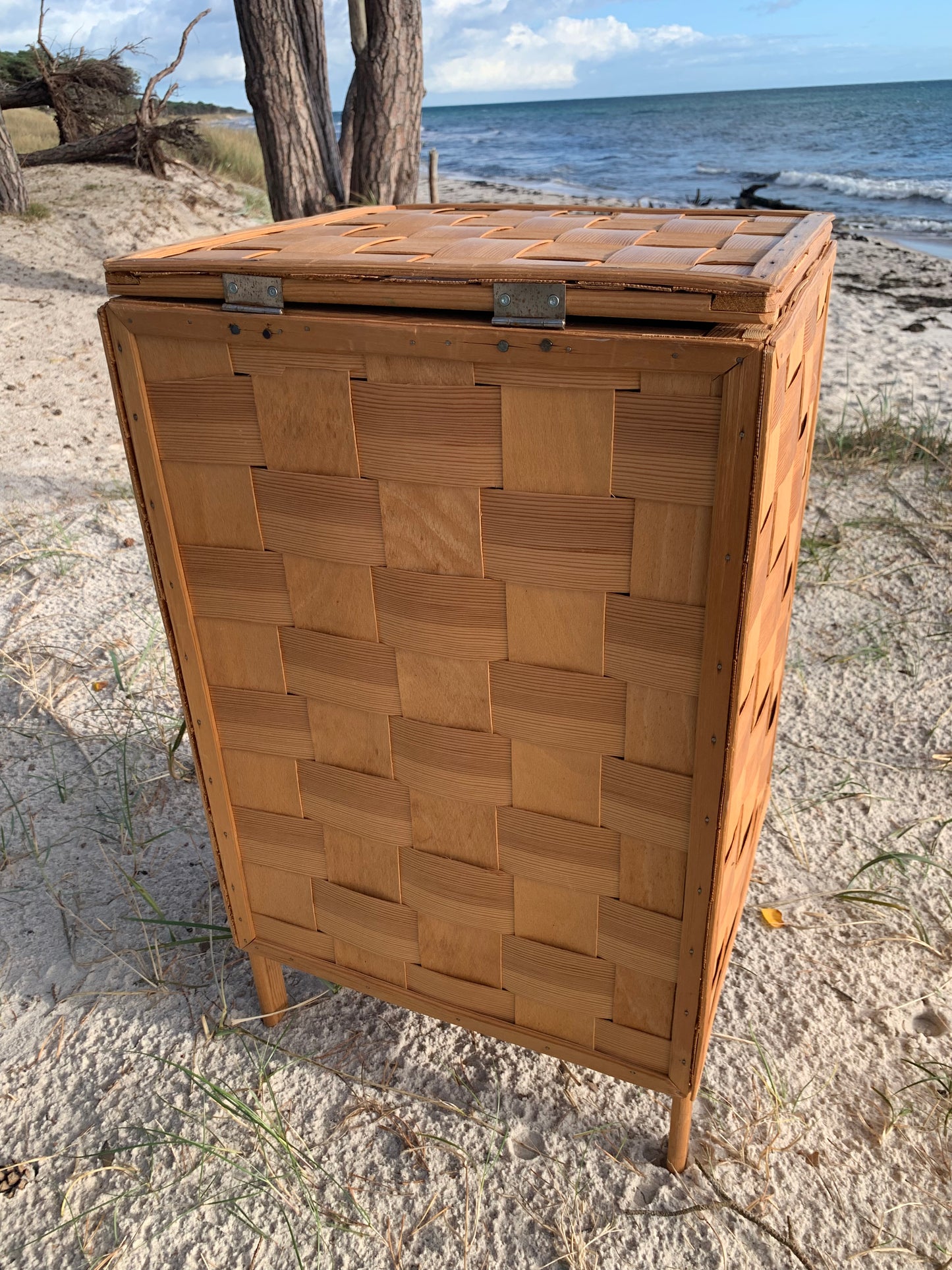 Flätad spånkorg med lock