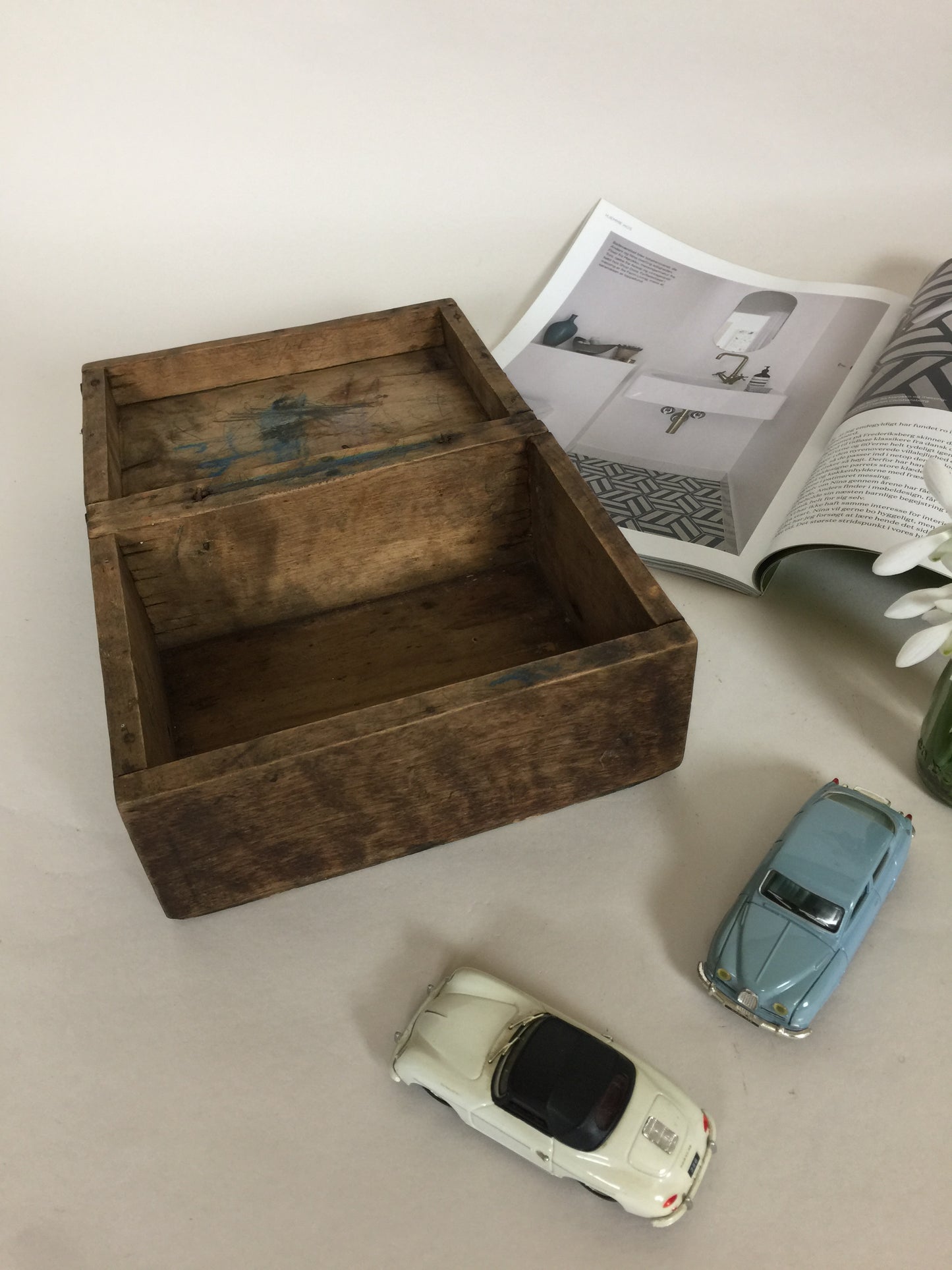 Mycket gammal och vacker trälåda med lock