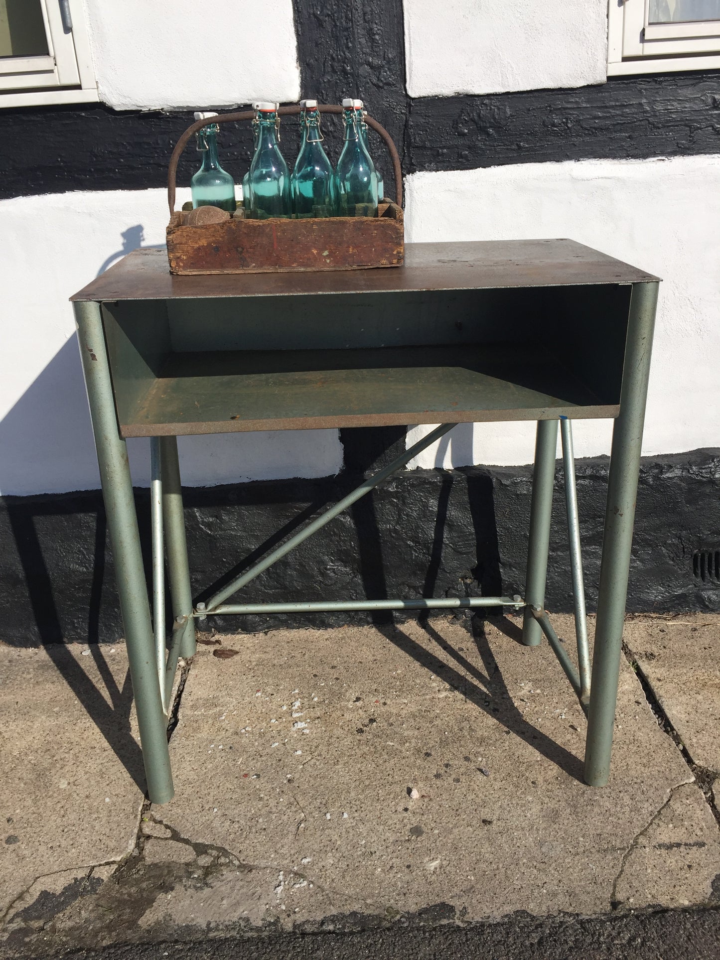 Snyggt industribord med mycket vacker patina