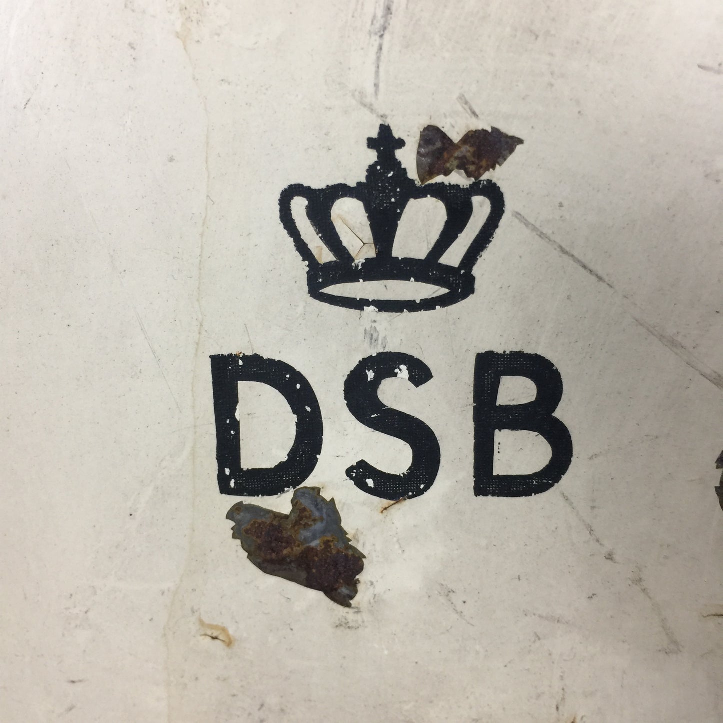 Mycket rå DSB-hållare för pappershanddukar