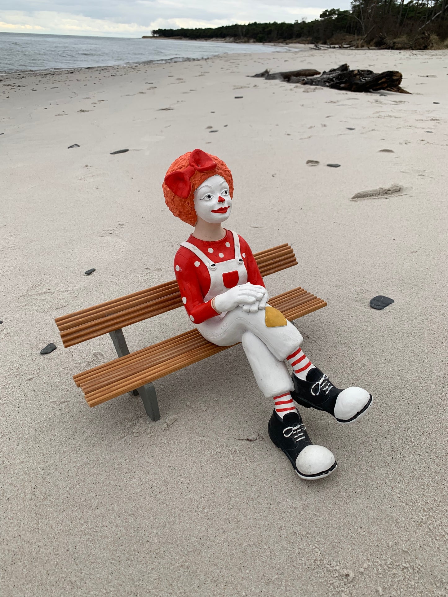 Clown på bänk