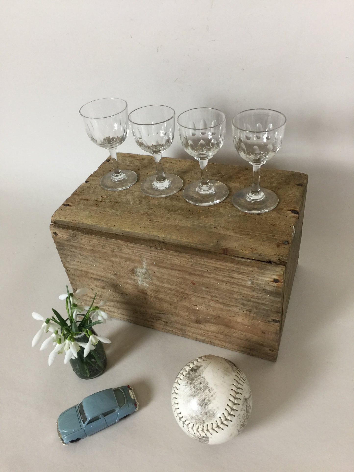 Fyra vackra gamla glas