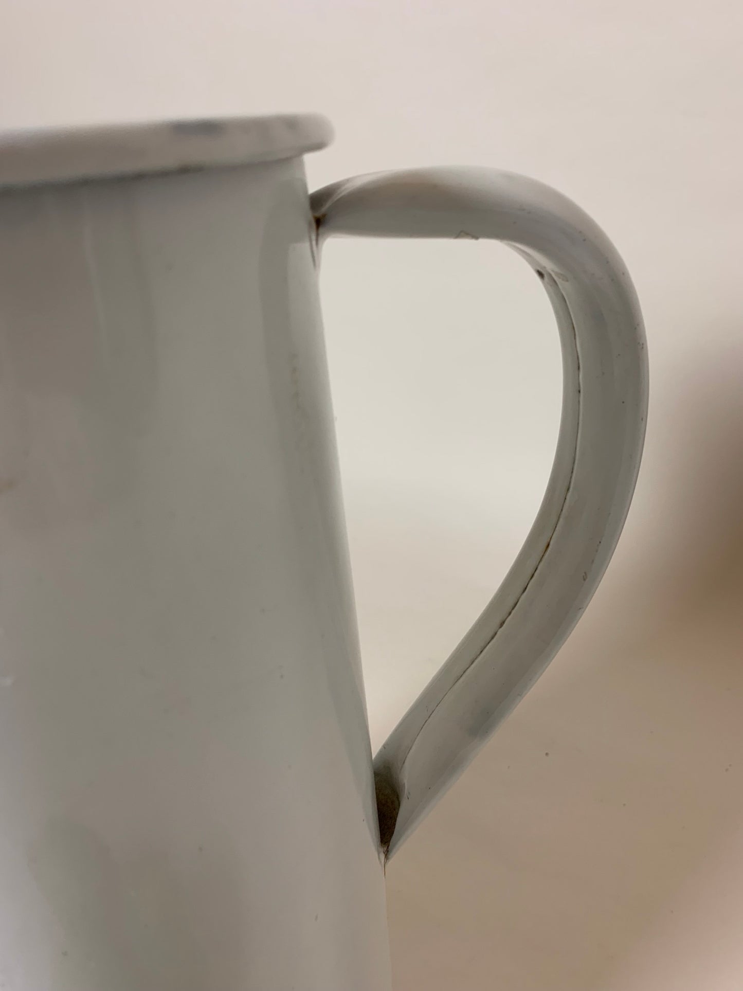 Stor vit emaljkanna med fin patina