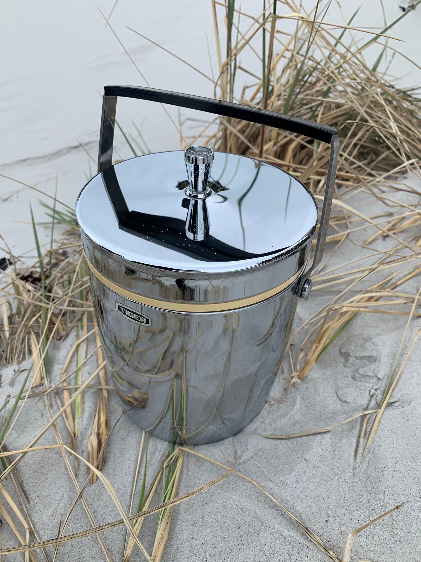 Ishink med lock och handtag