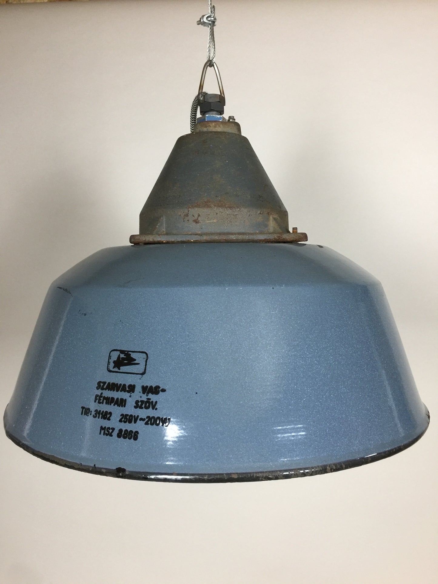 Rå och industriell lampa i vacker blå färg