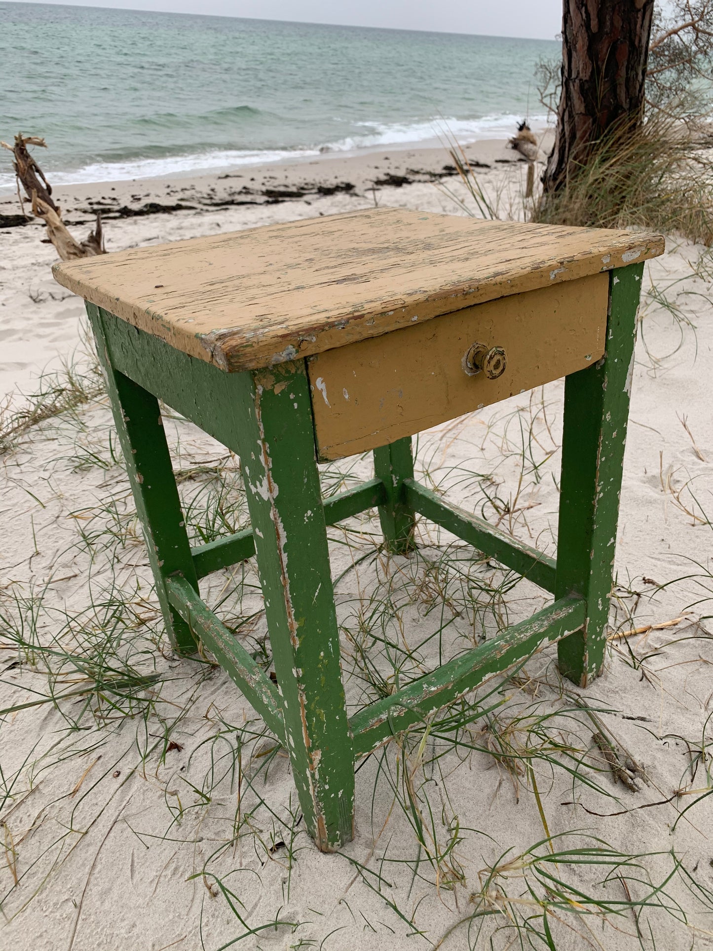 Litet bord med låda