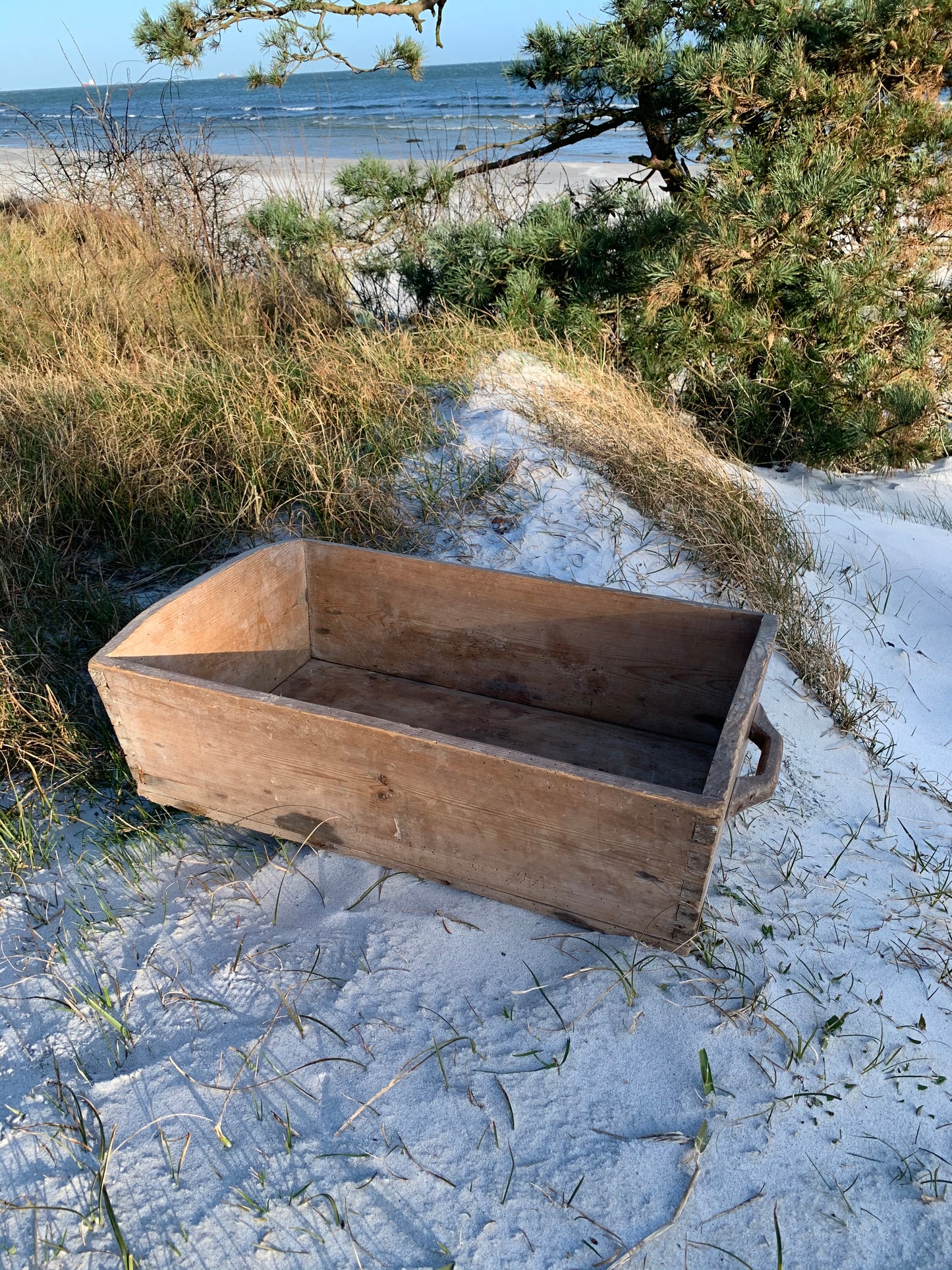 Vacker gammal trälåda med handtag på båda sidor