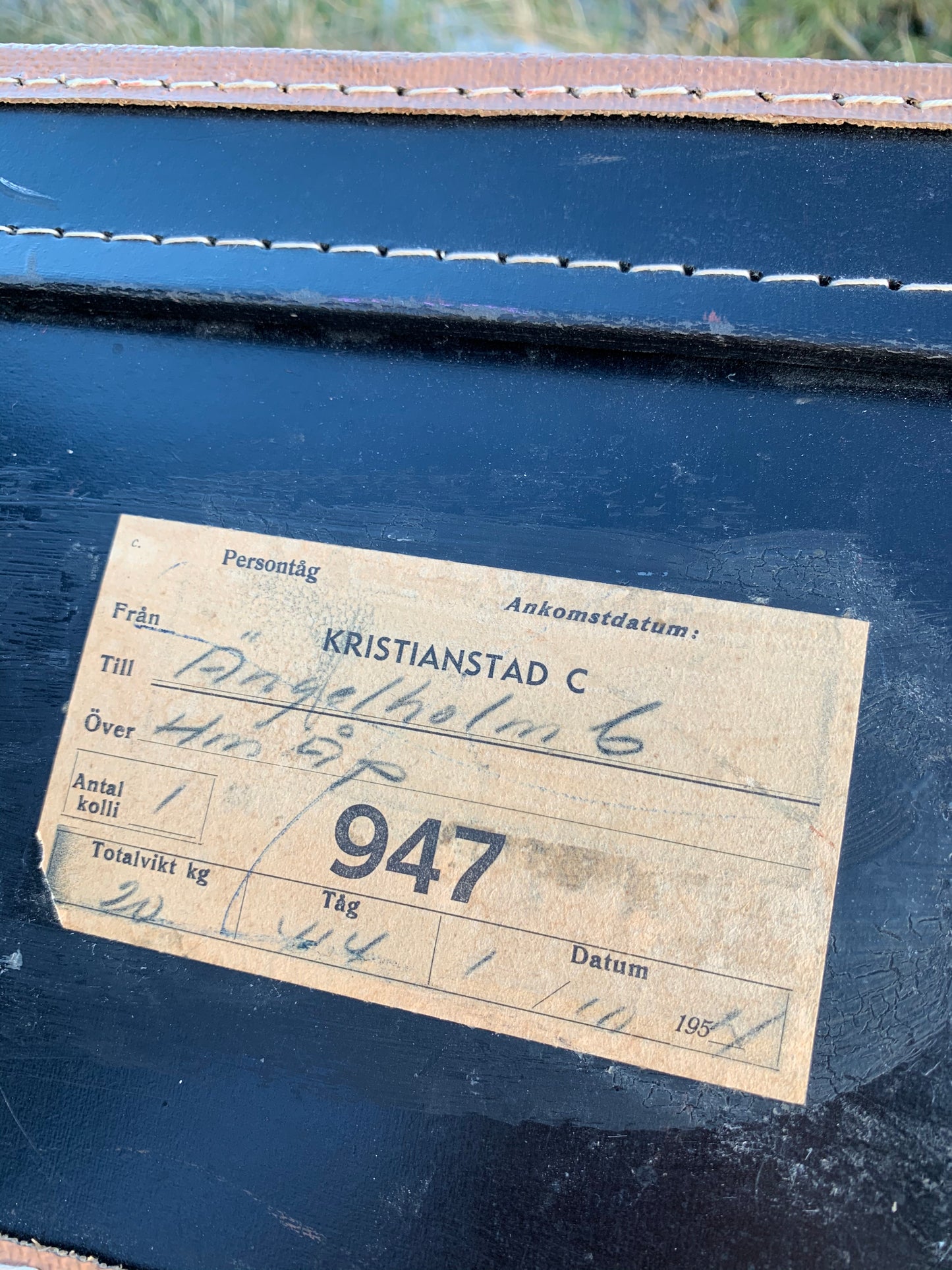 Stor svart resväska från 1950-talet