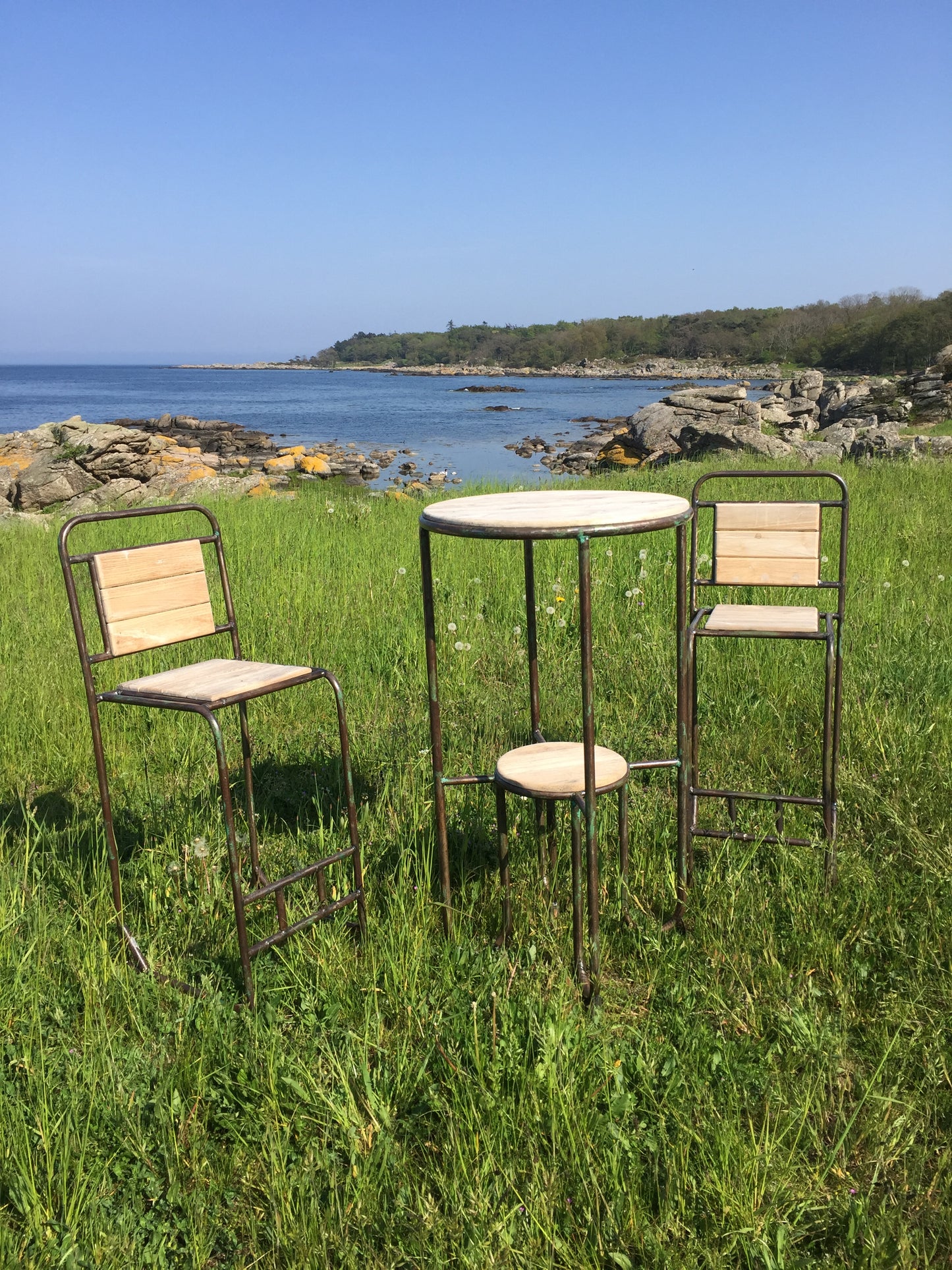 Rå och industriellt barbord med två barstolar