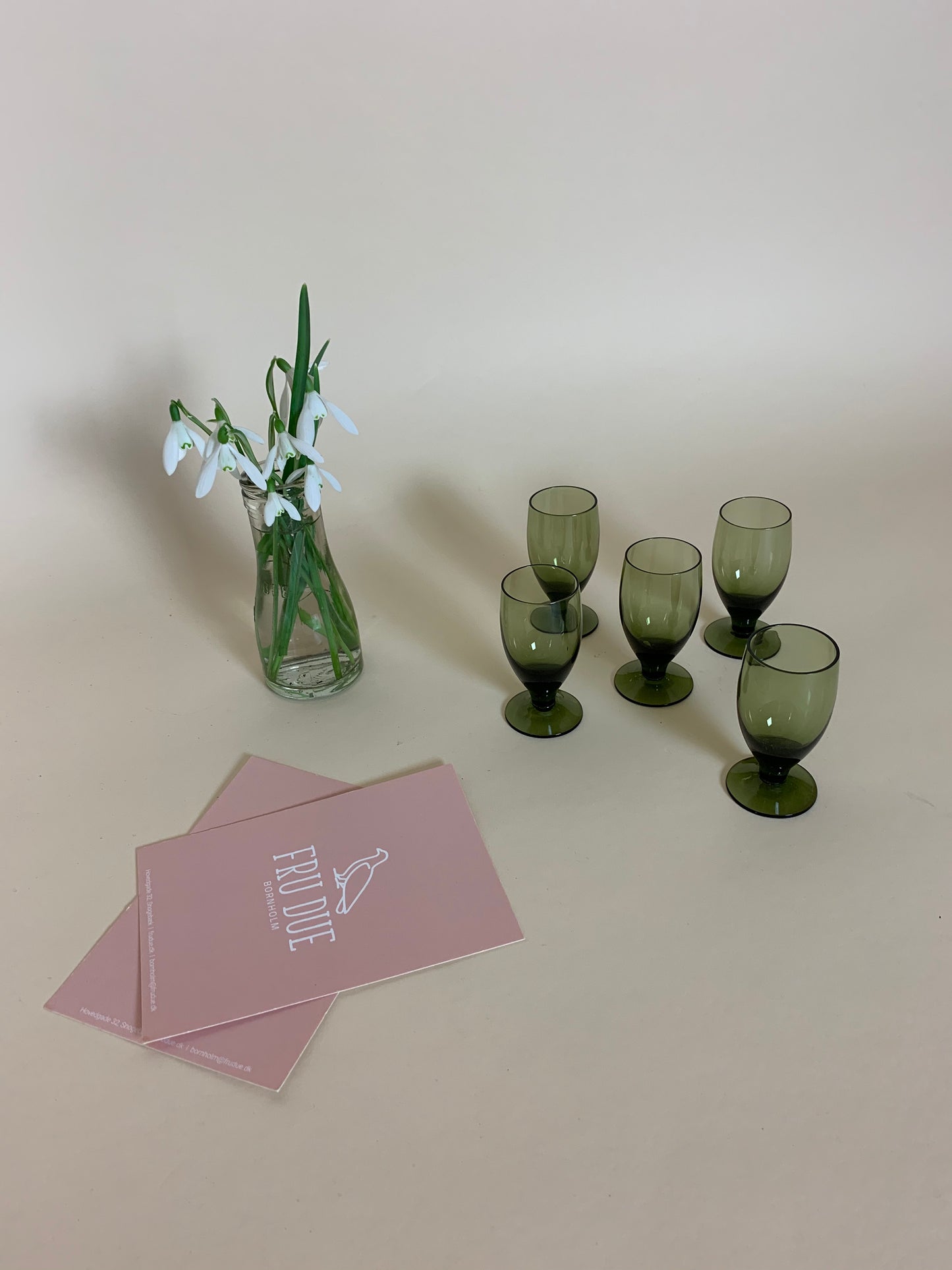 Litet grönt glas eller vas för små blommor