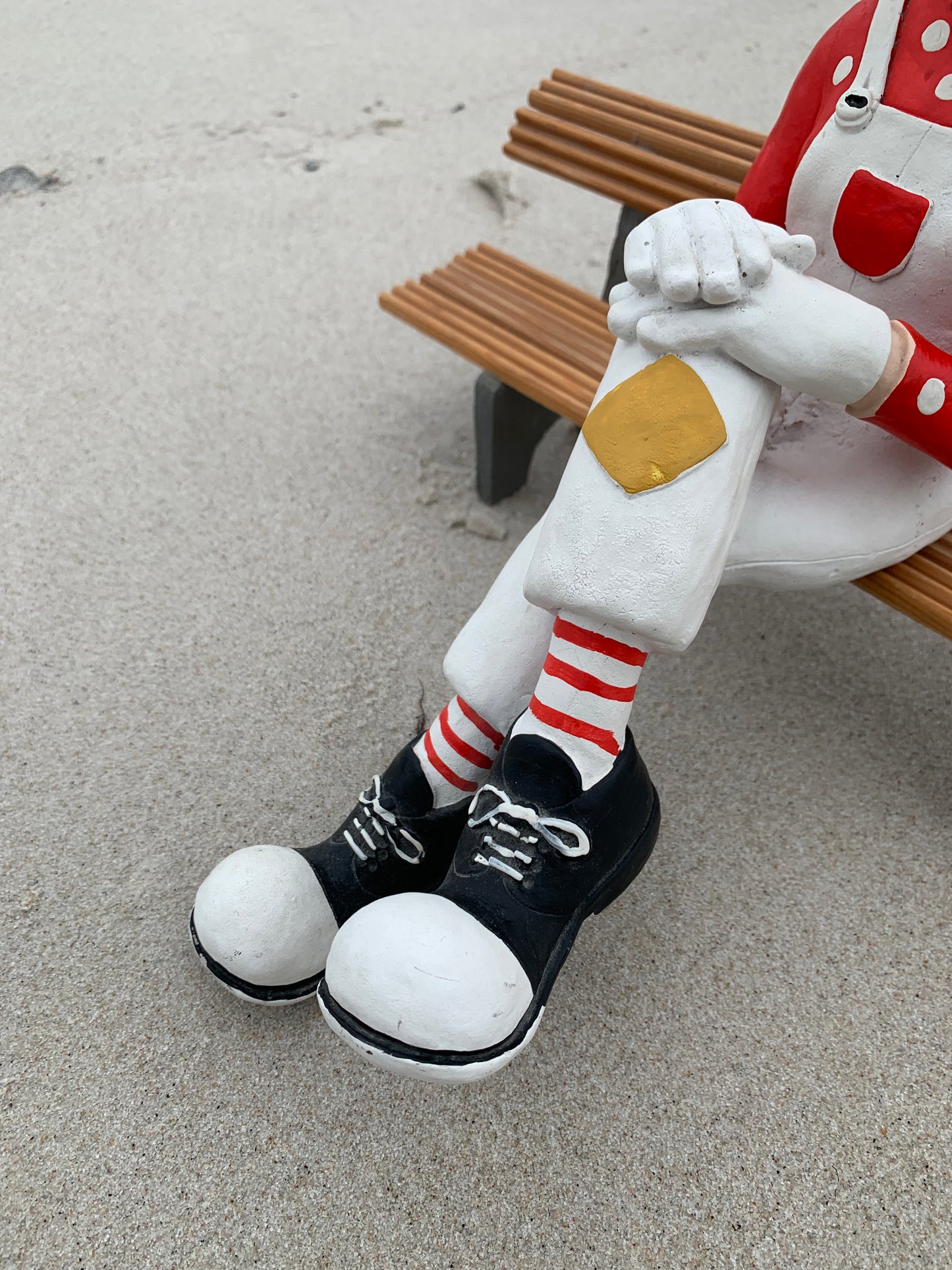 Clown på bänk