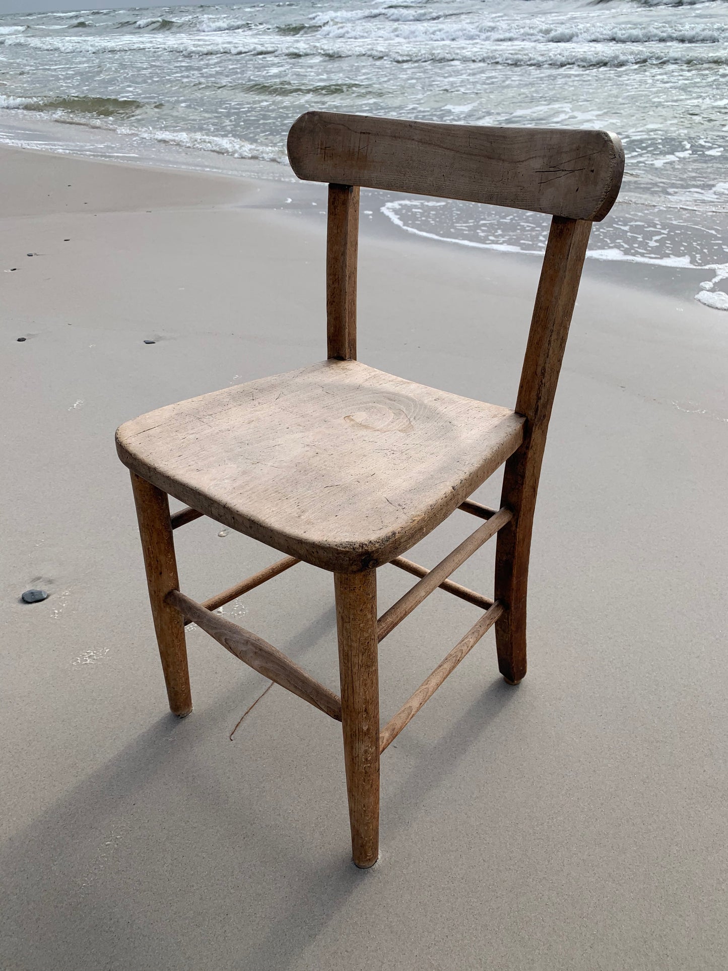 Barnstol med en sällan skådad läcker patina