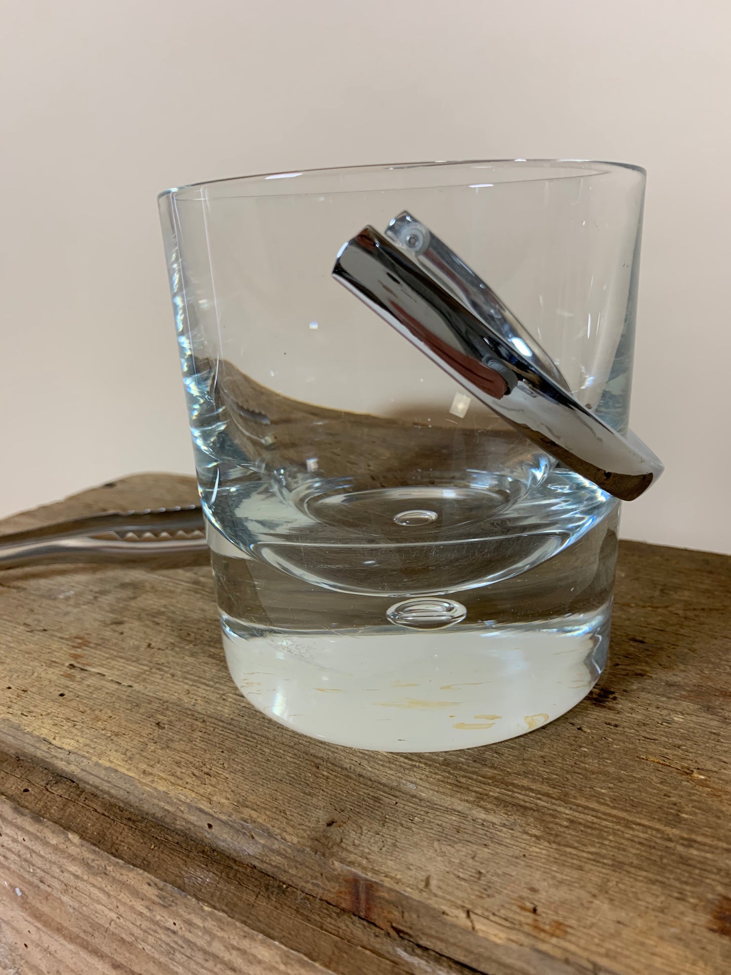 Slät ishink i glas med fin tjock bas och stålhandtag