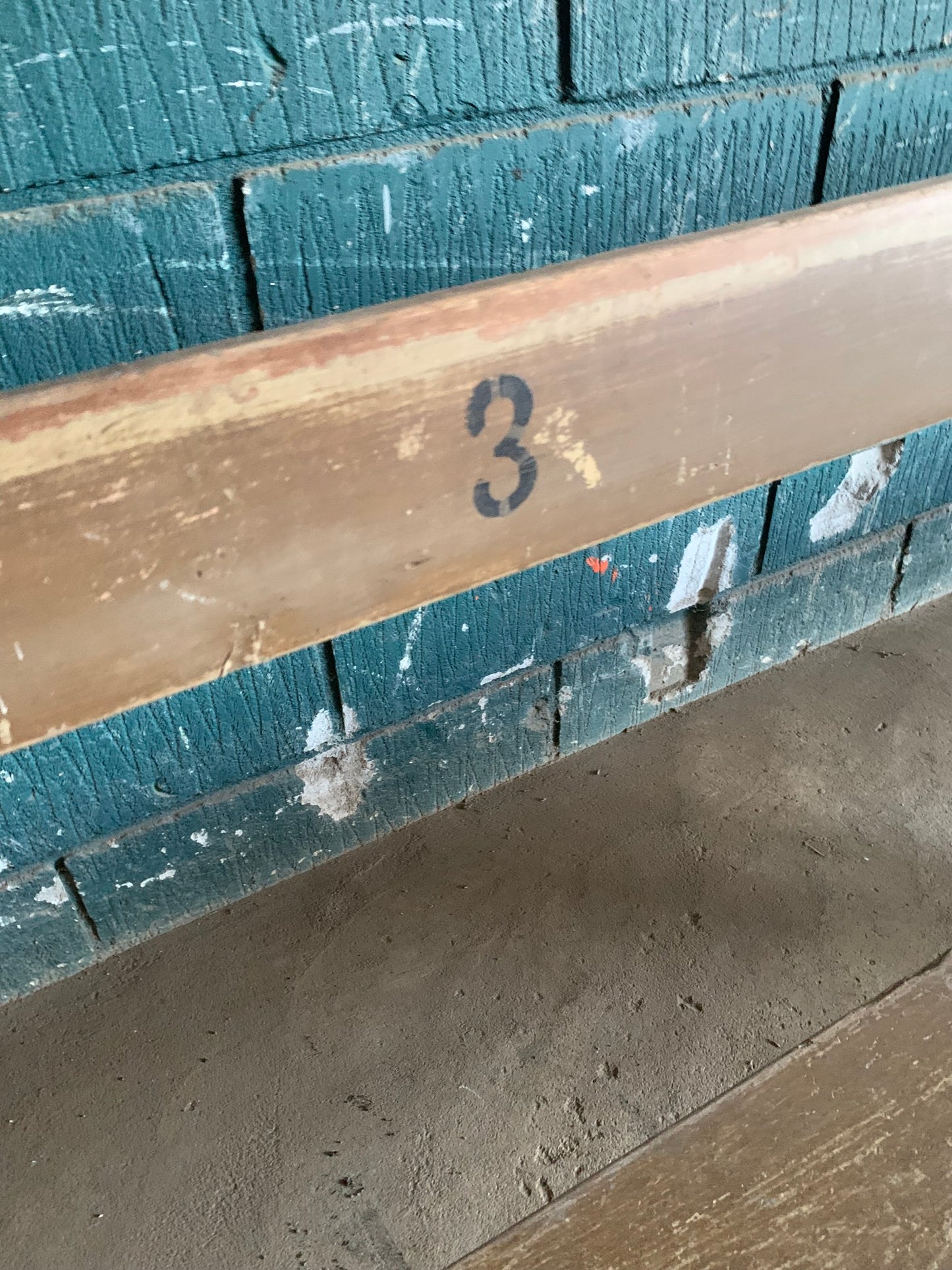 Vacker långbänk med fina detaljer - kommer från ett hotell på Bornholm