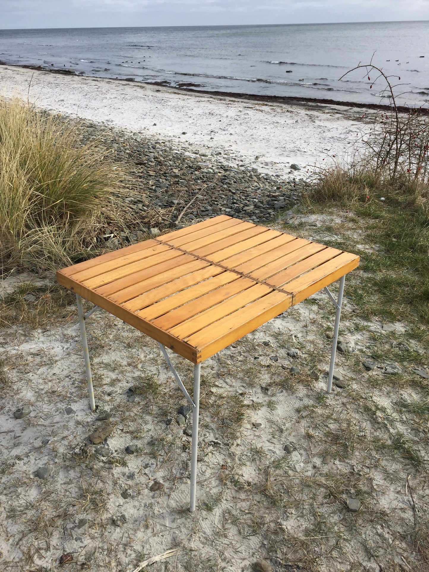 Snyggt fällbord i trä och metall