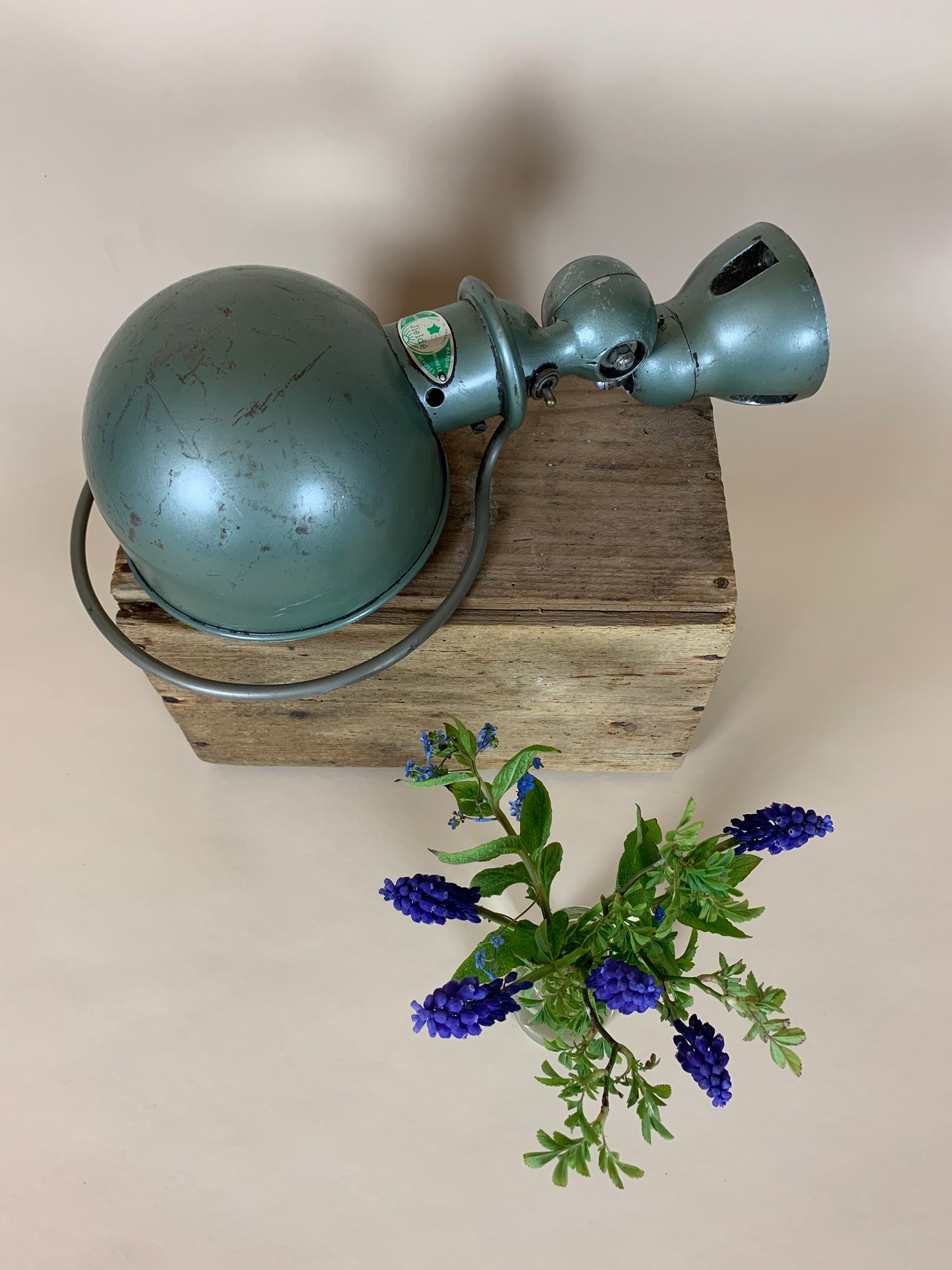 Grön Jieldé vägglampa med mycket patina