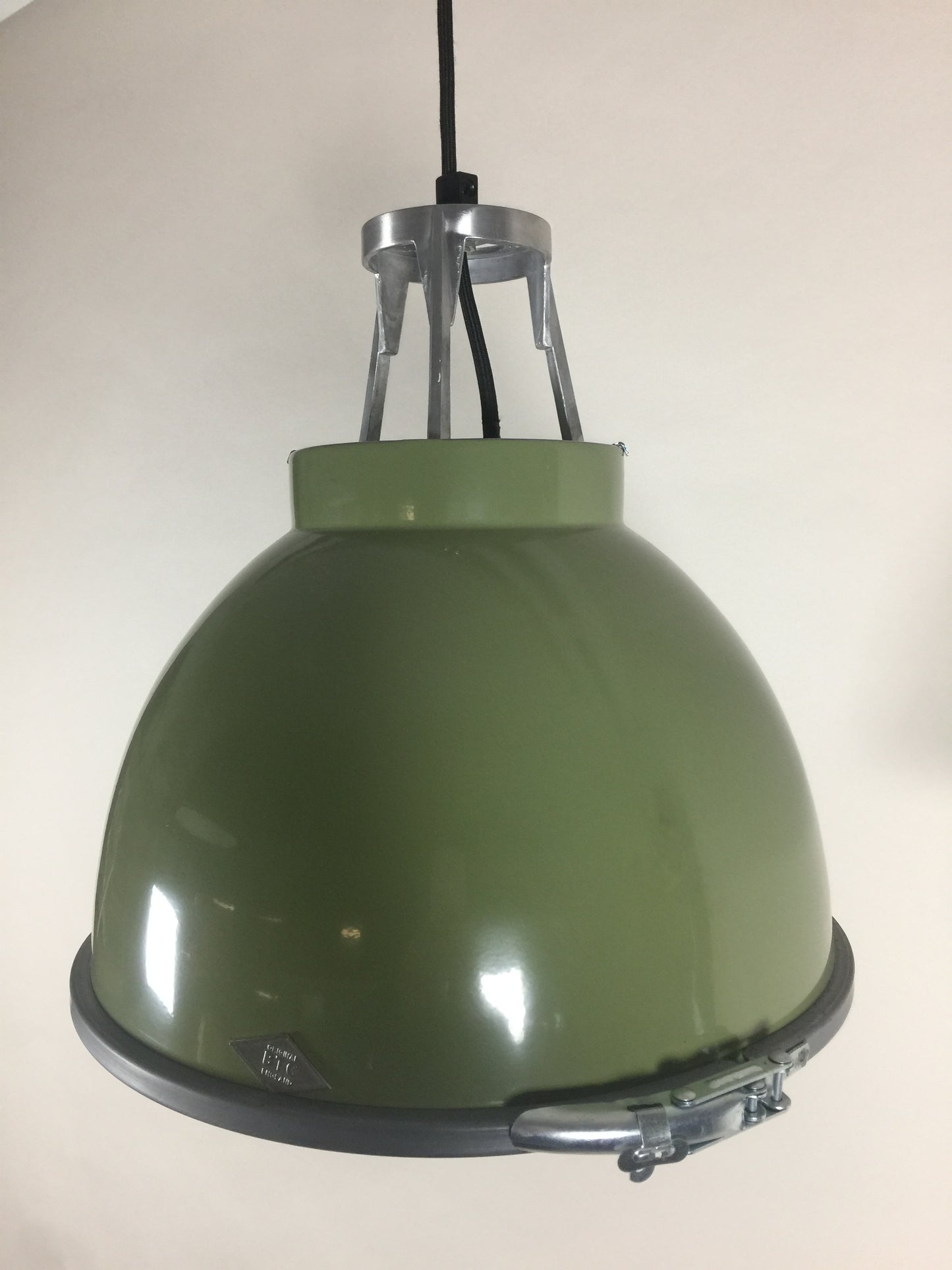 Original BTC lampa - Titan i fin grön färg med sandblästrat glas