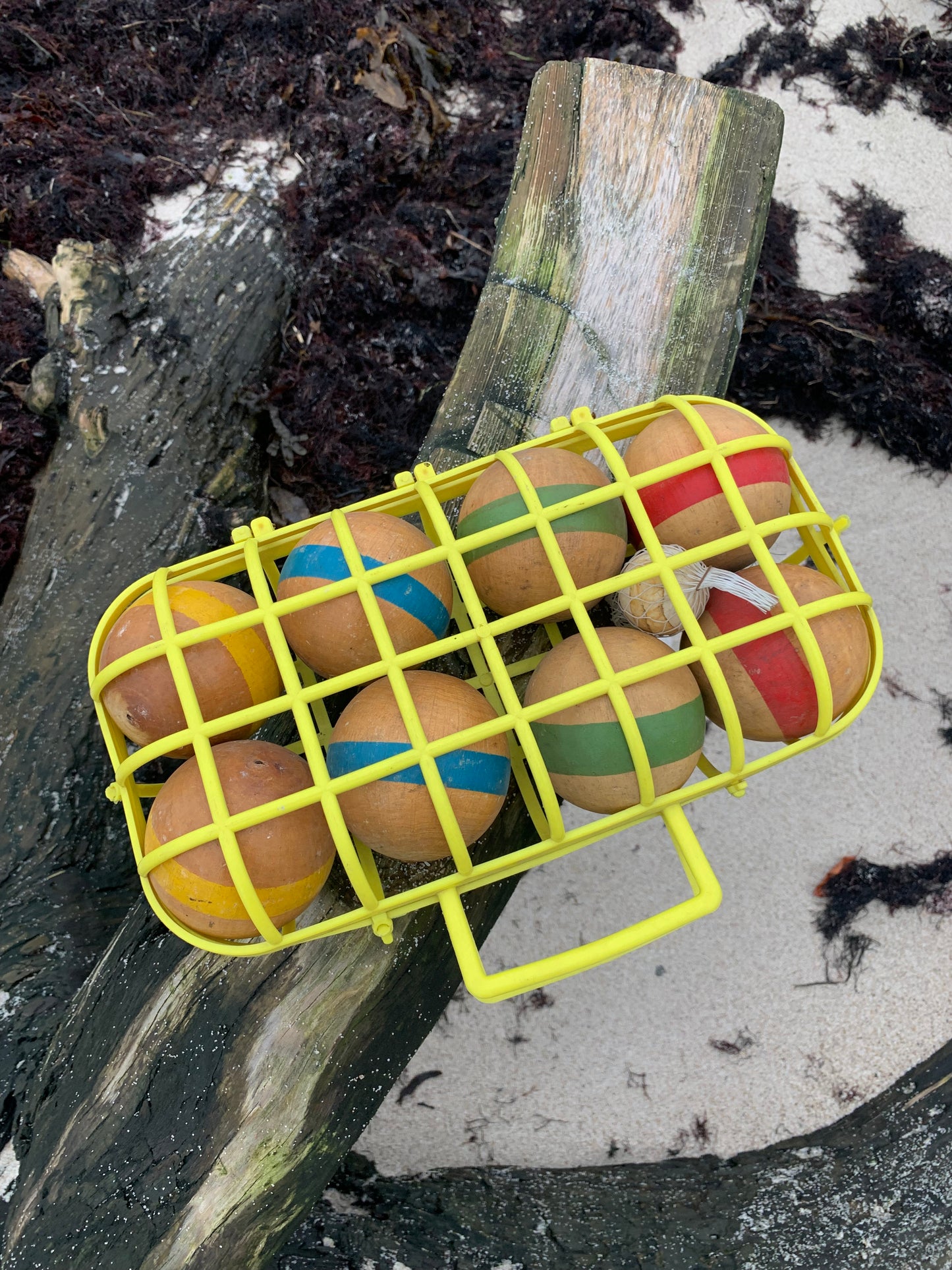 Gammalt boulespel med 8 träkulor