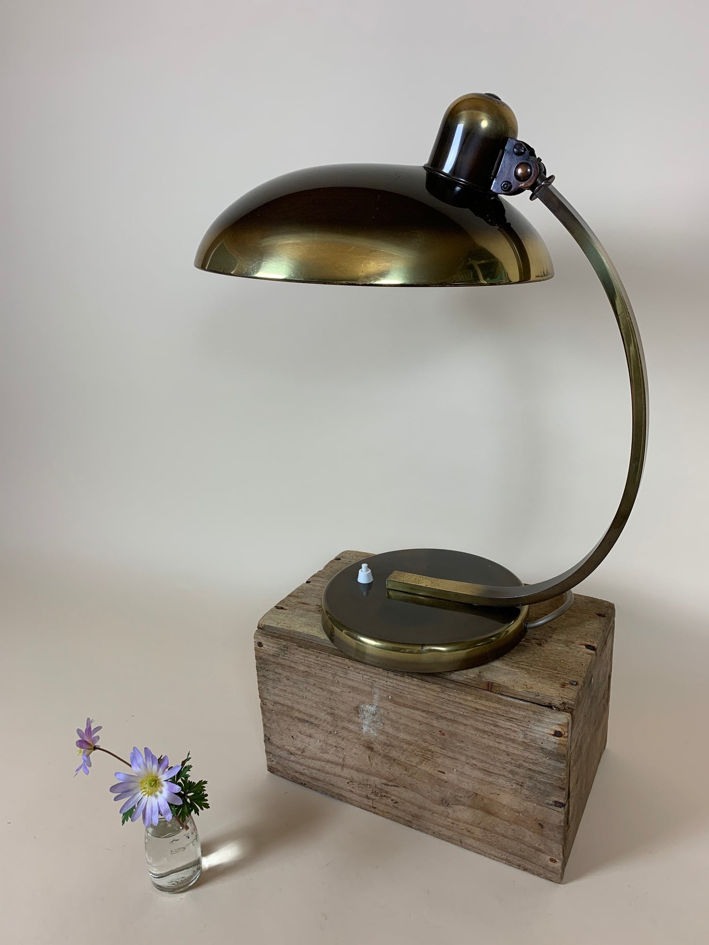 Christian Dell 6750 bordslampa i mörk polerad mässing