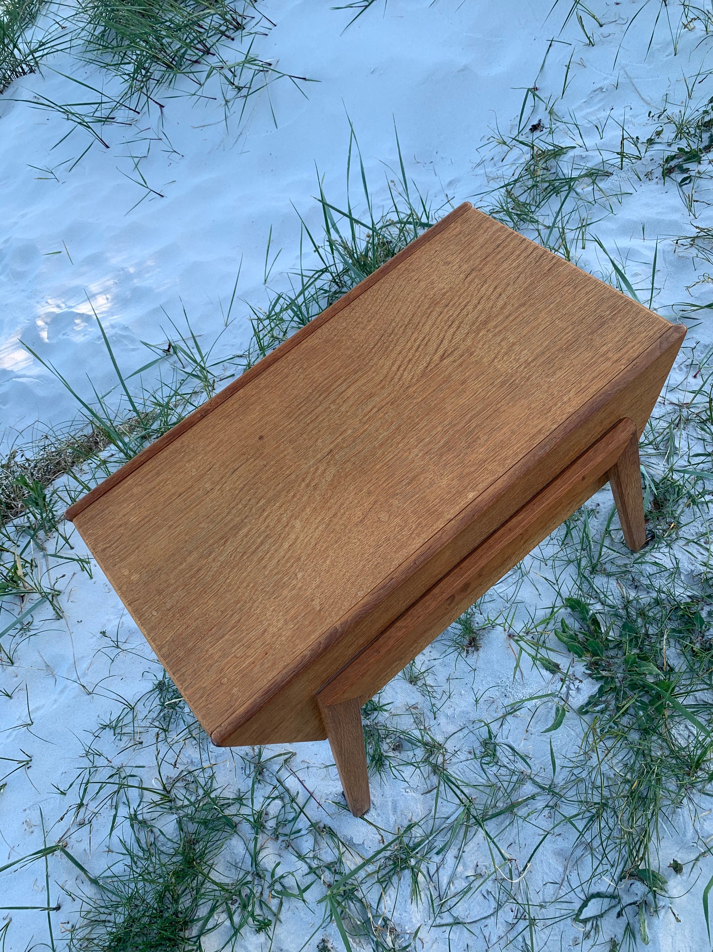 Trevligt litet bord med förvaring