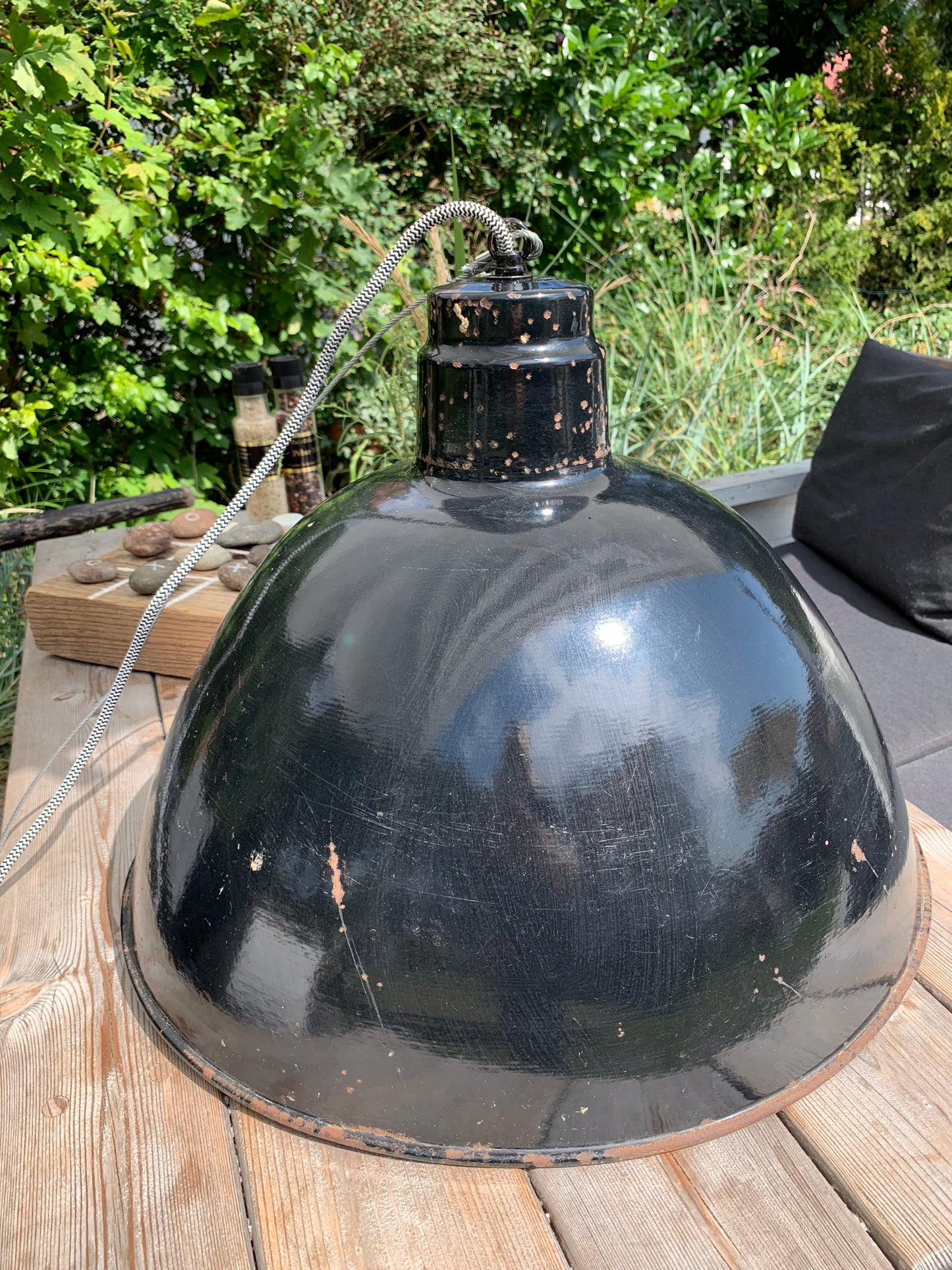 Stor rå och industriell lampa