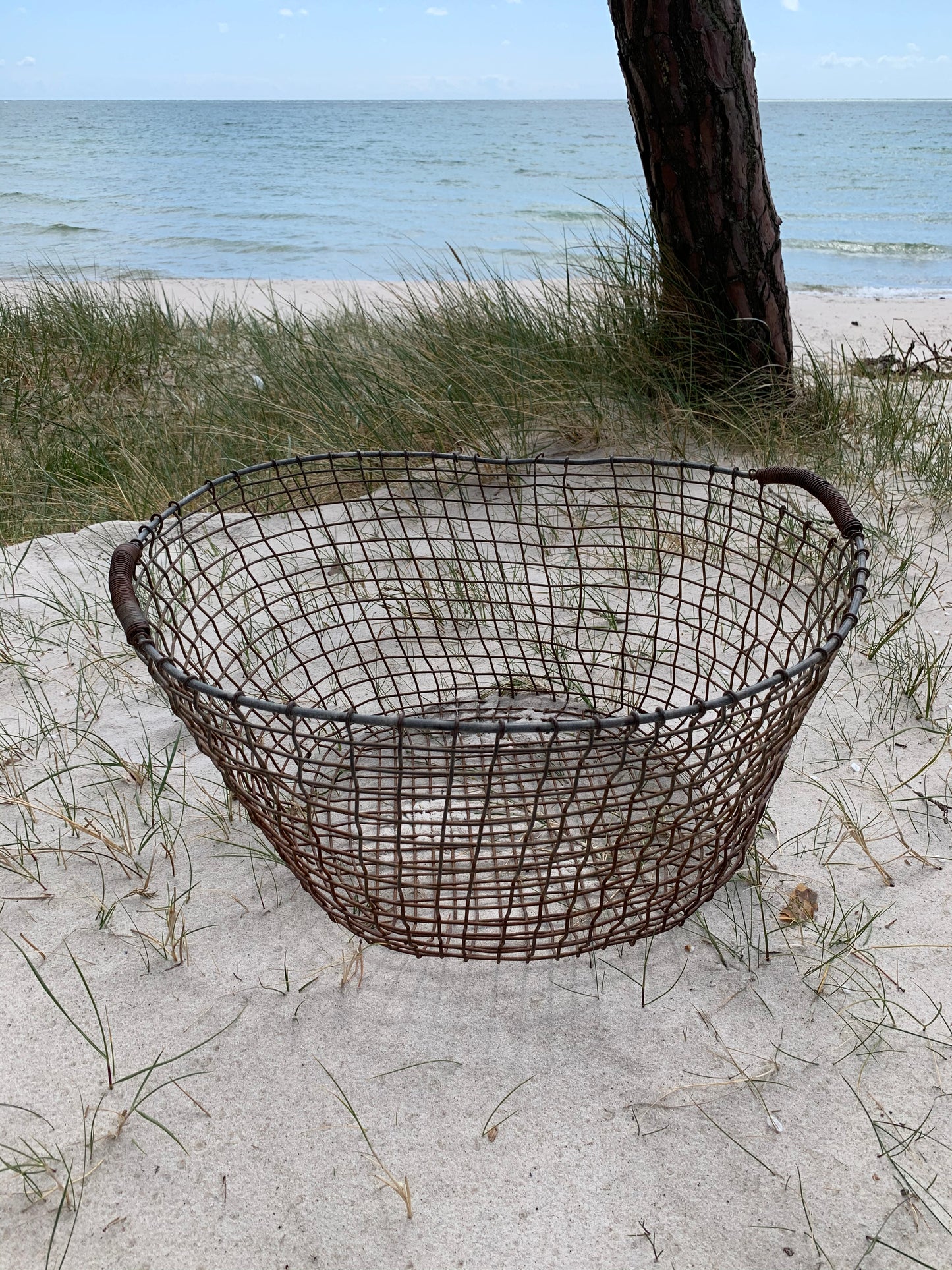 Stor charmig trådkorg med mycket patina