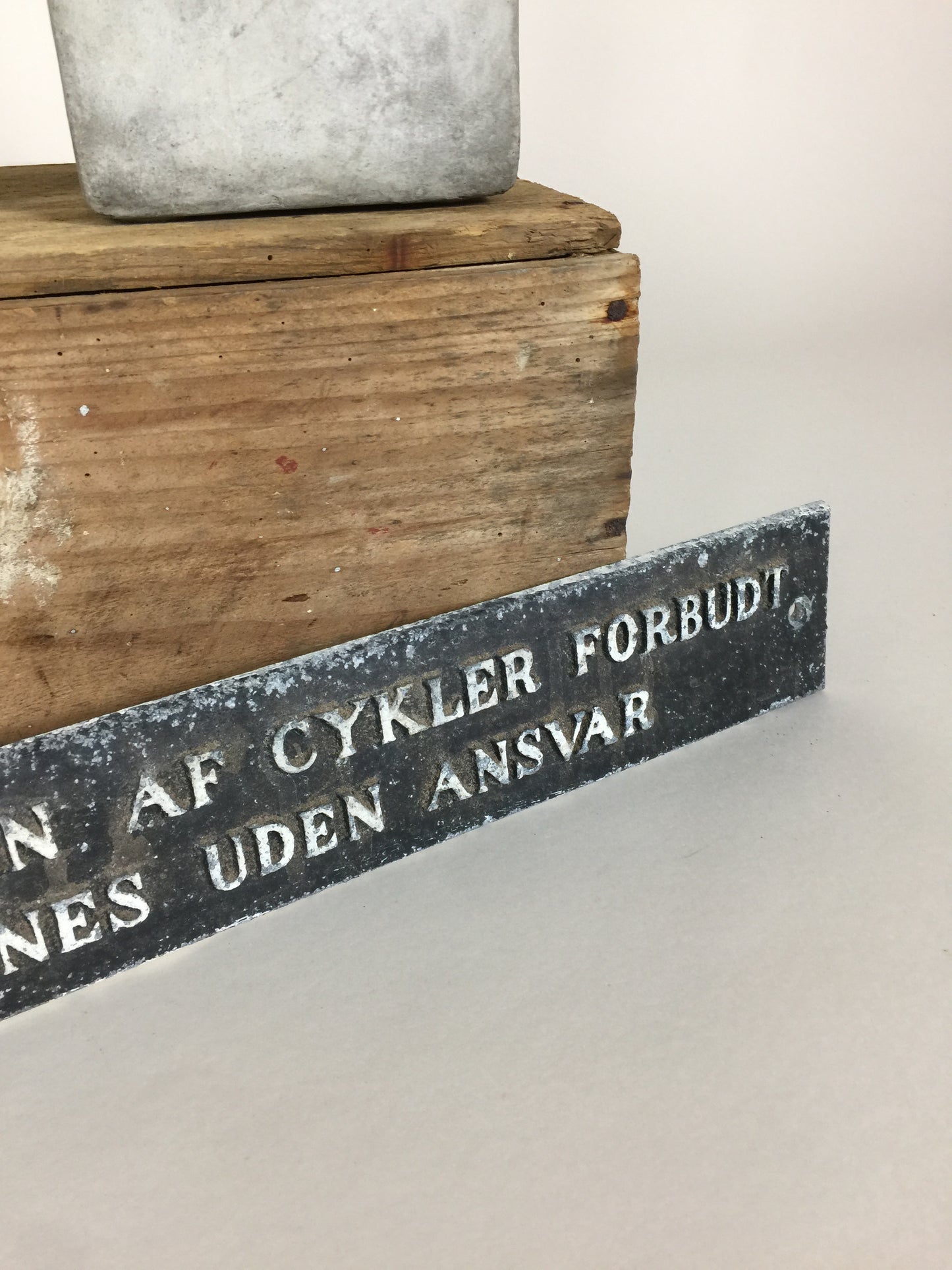 Vacker skylt med vacker patina
