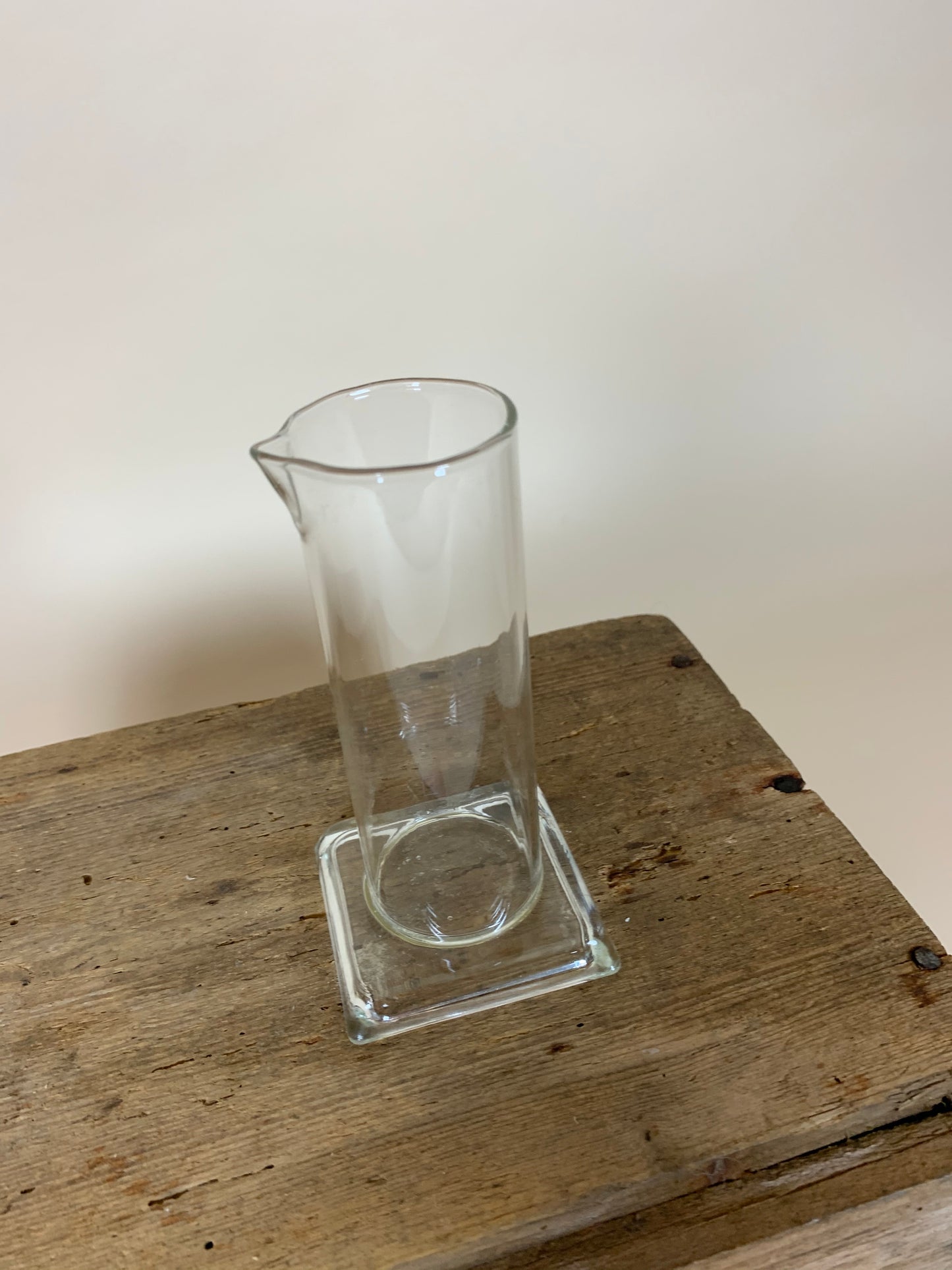 Laboratorieglas med fyrkantig botten