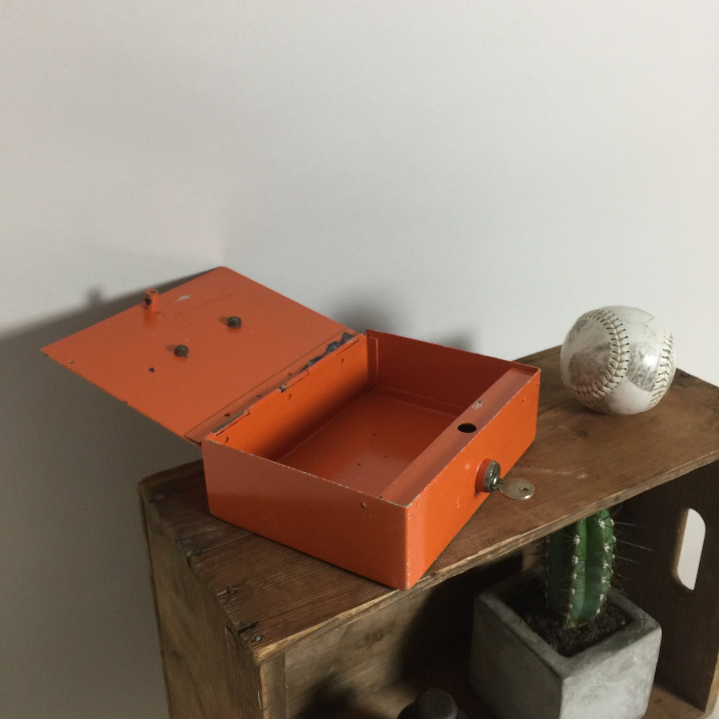 Metallfodral med nyckel, speed och kostym