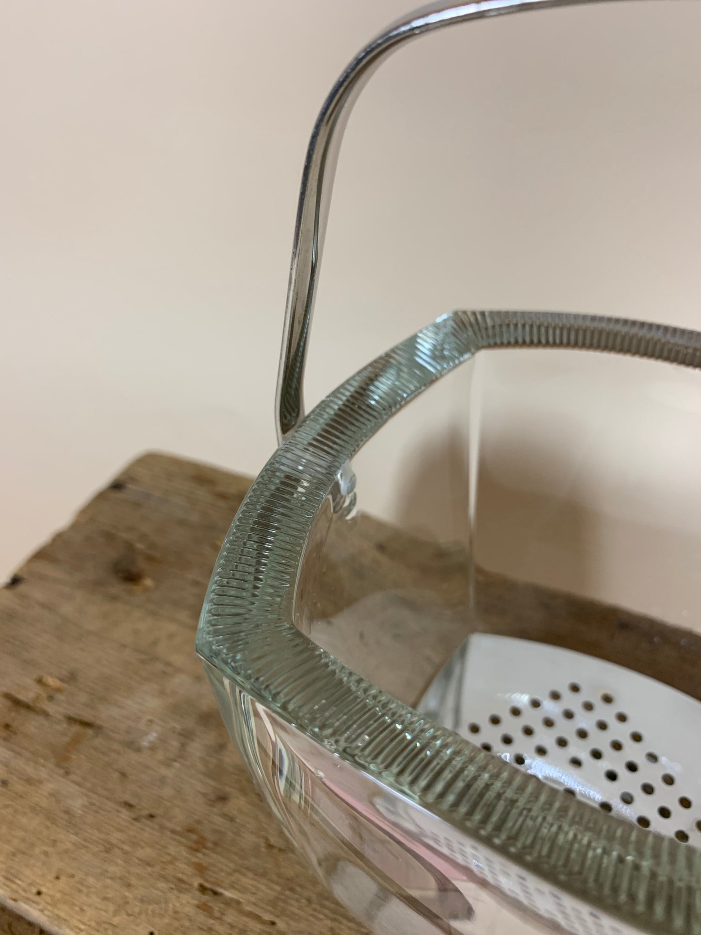 Ishink i glas med mönster på kanten