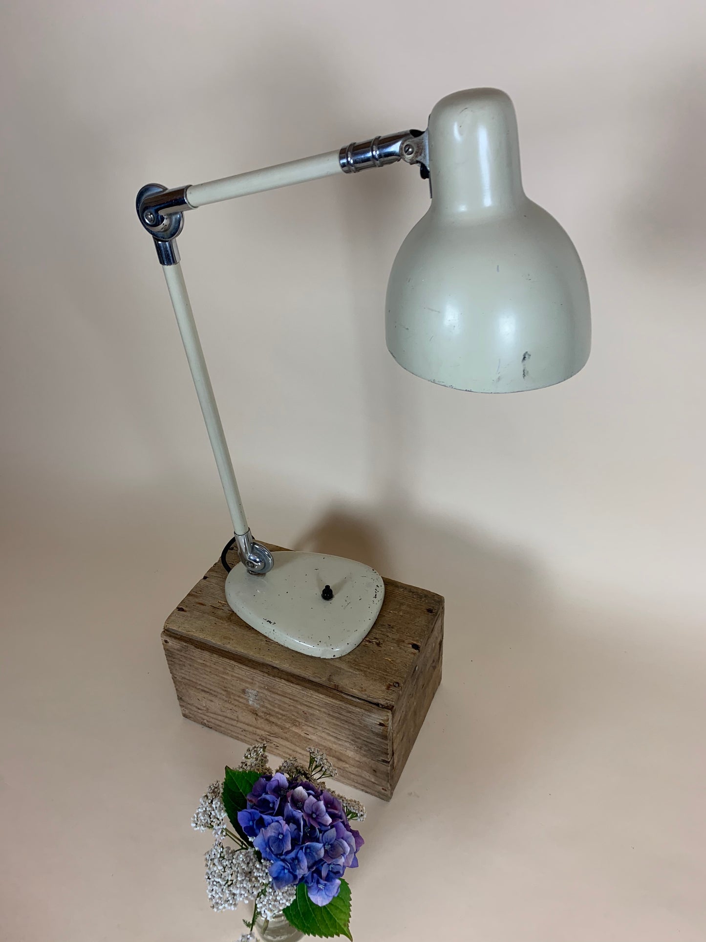 Vacker vintage arkitektlampa