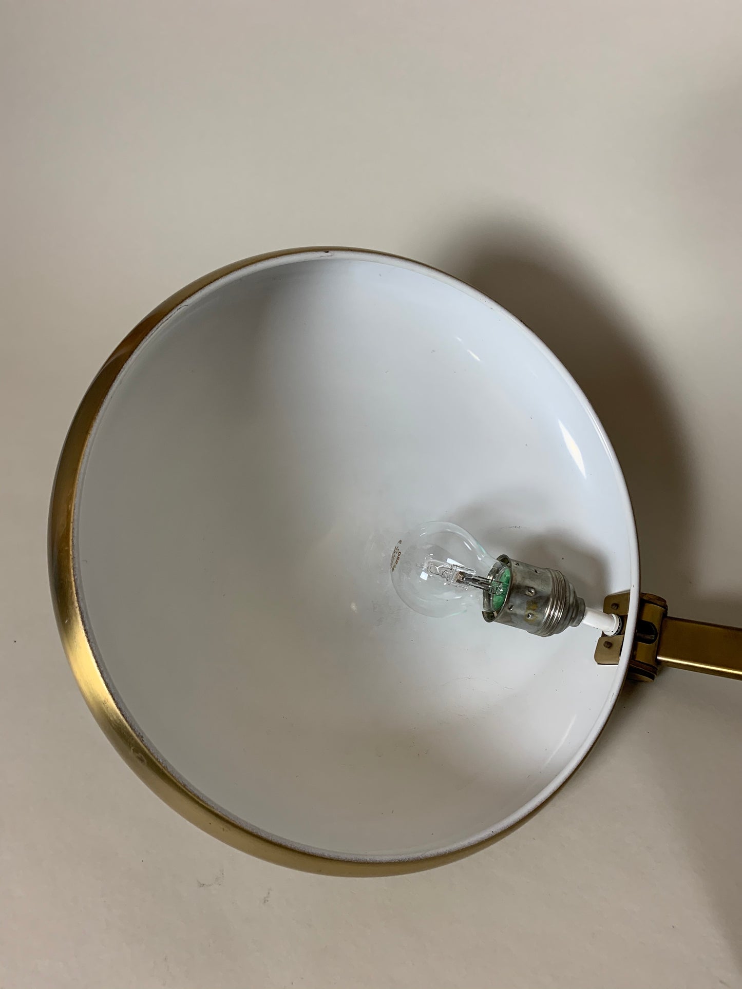 Vintage lampa i mässing med ekfot