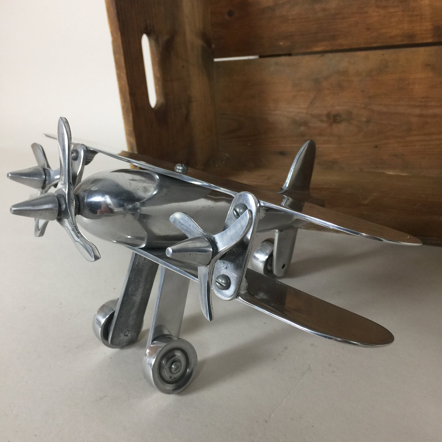 Propellerflygplan i rå design