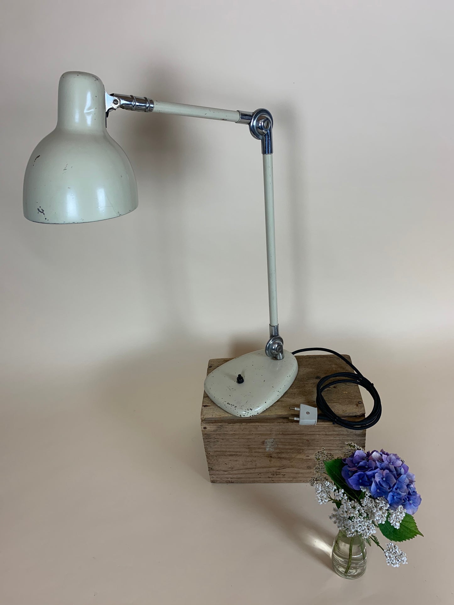 Vacker vintage arkitektlampa