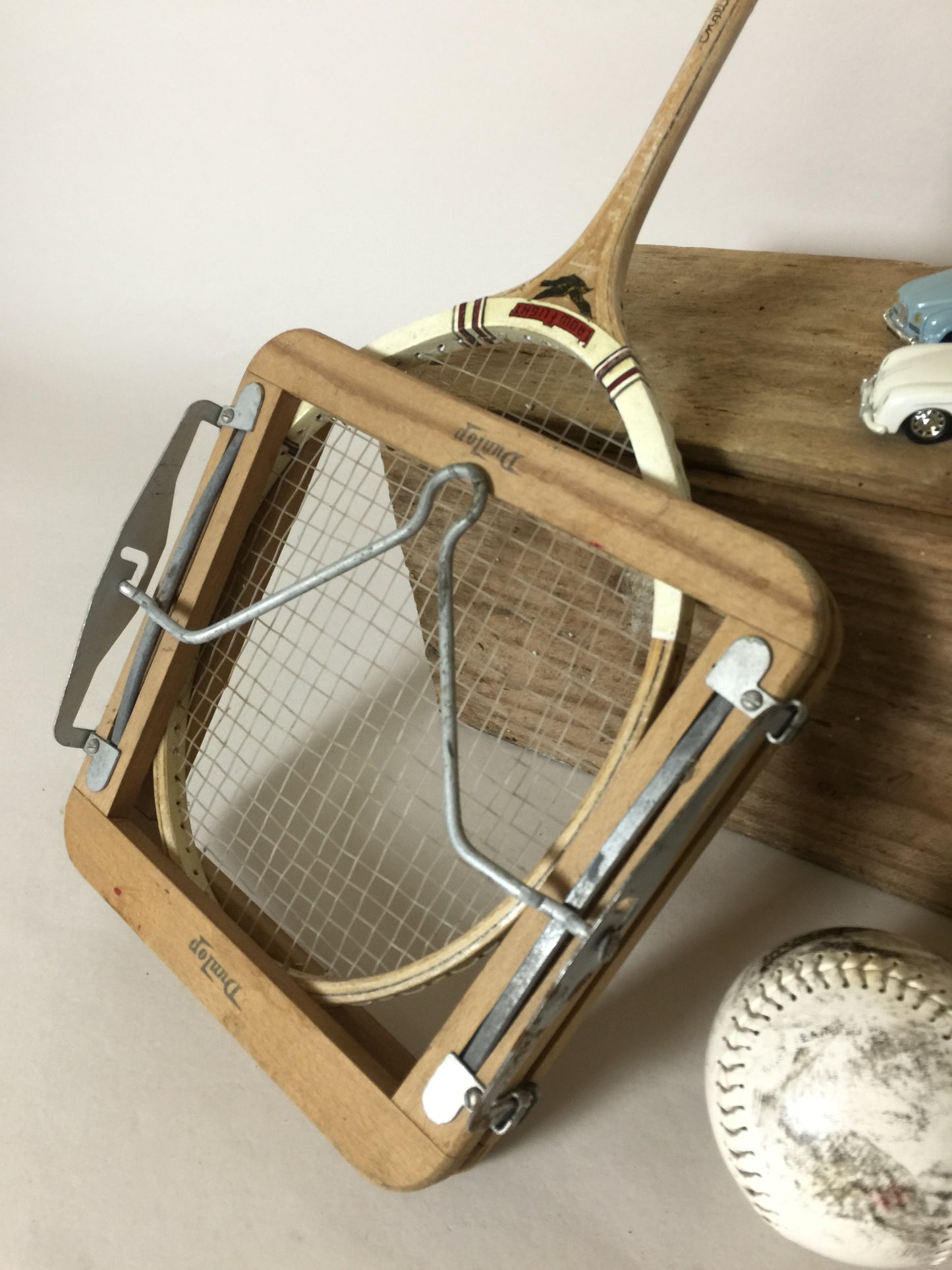 Gammalt och dekorativt badmintonracket med ram