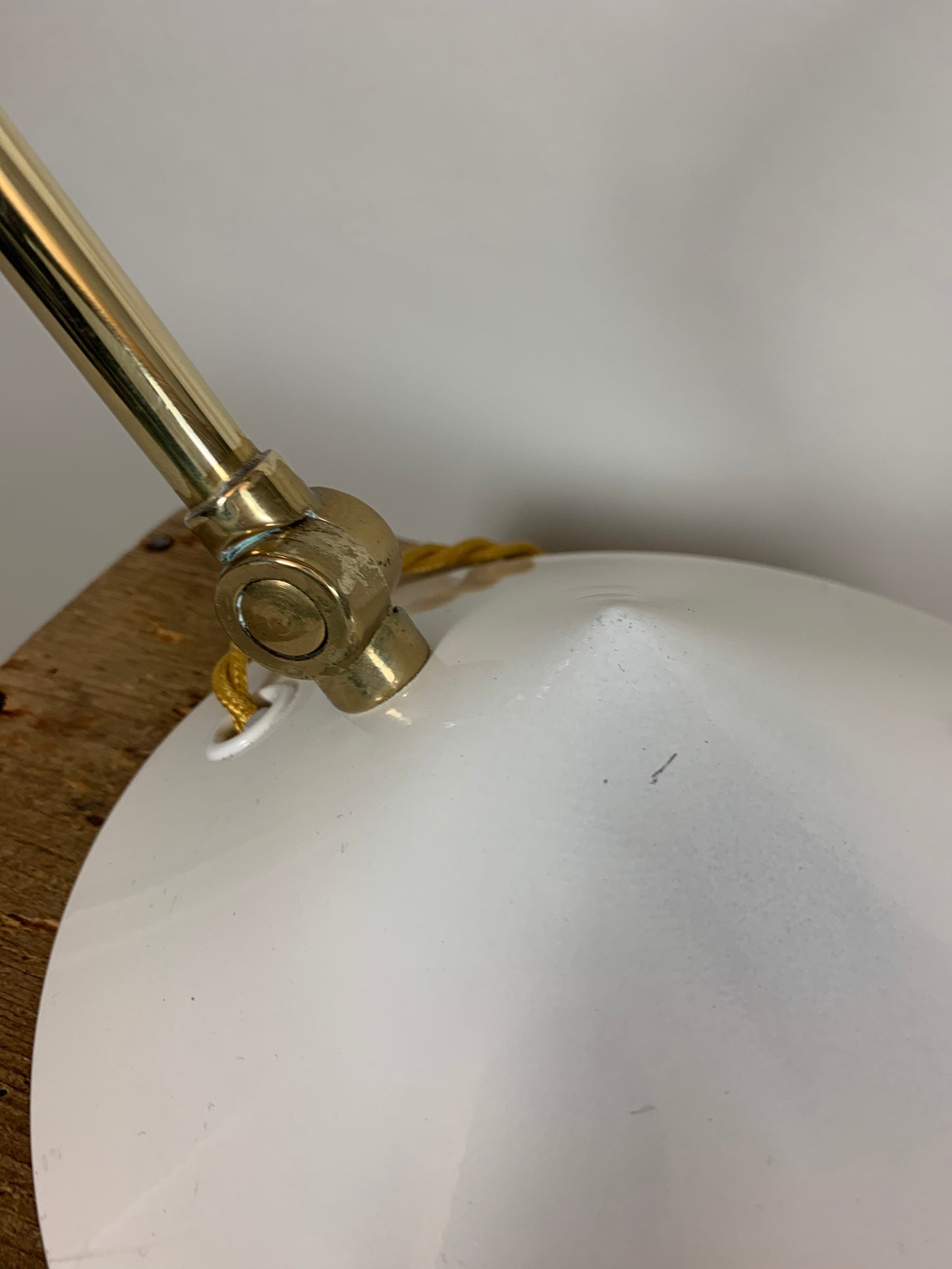 Hala bordslampa - Vit och mässing
