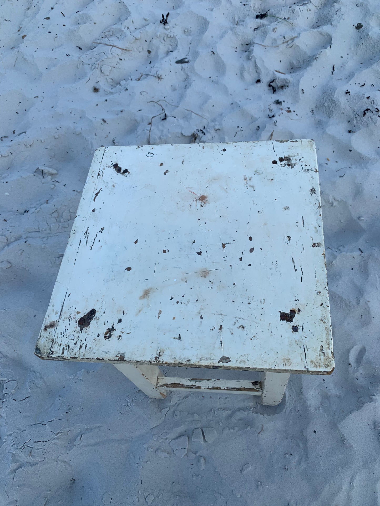 Litet bord med låda