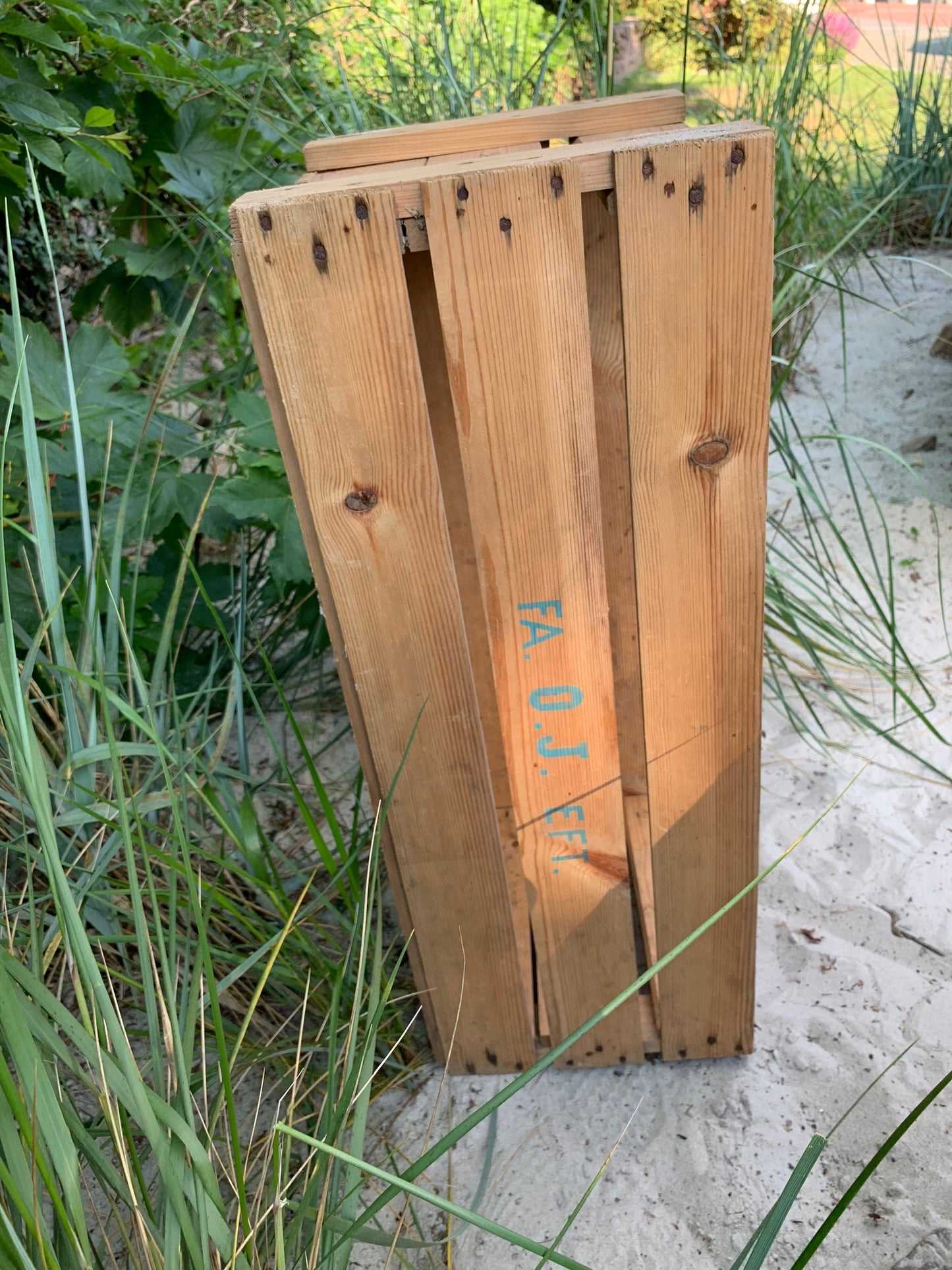 Fruktlåda i trä med vackra bokstäver