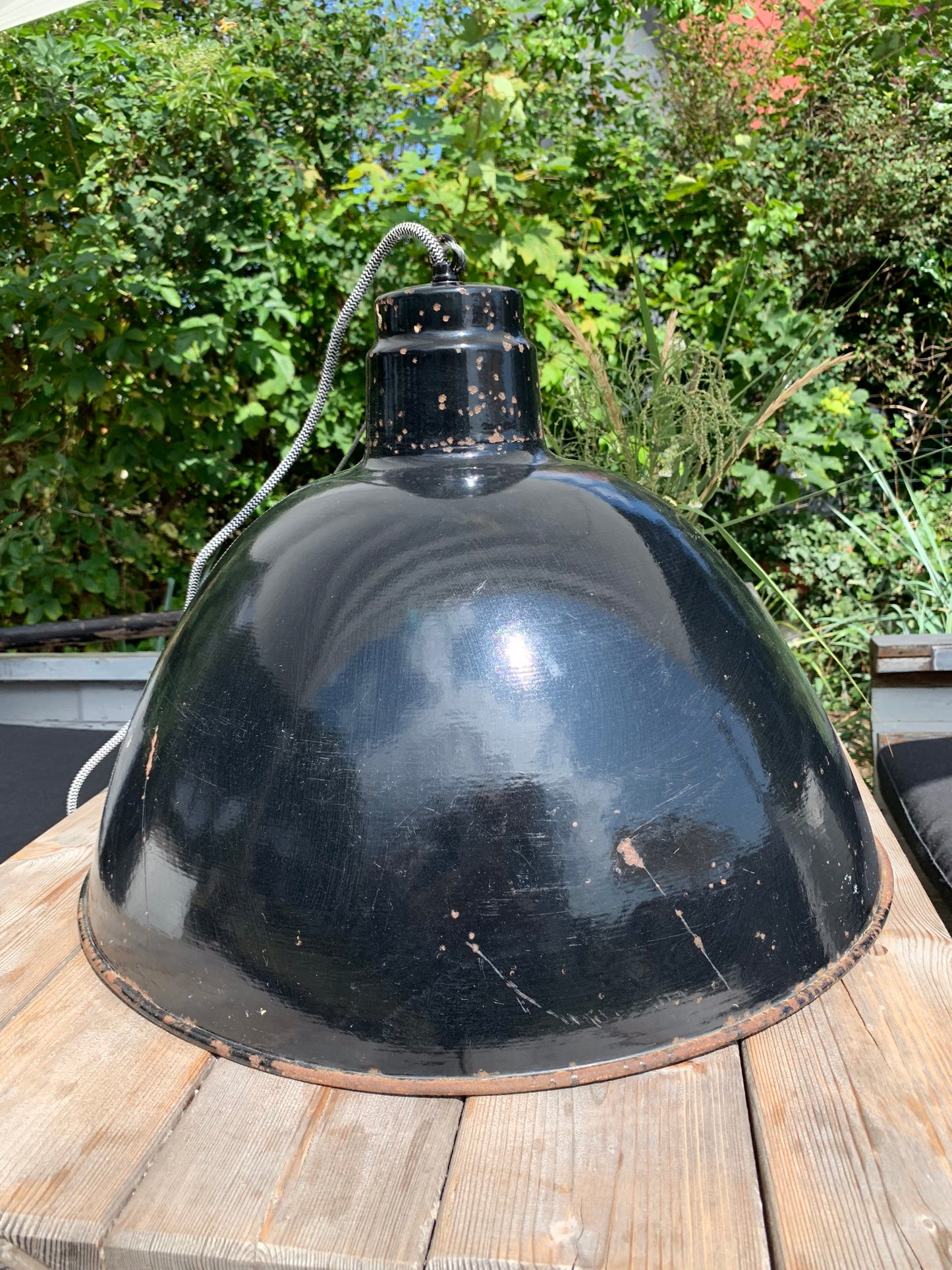 Stor rå och industriell lampa