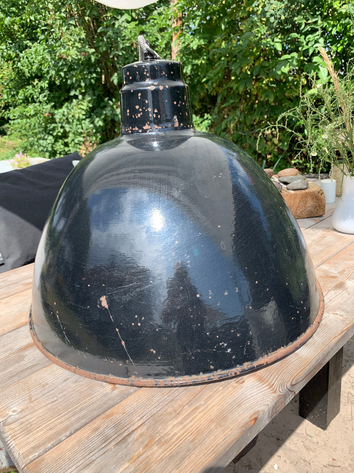 Stor rå och industriell lampa