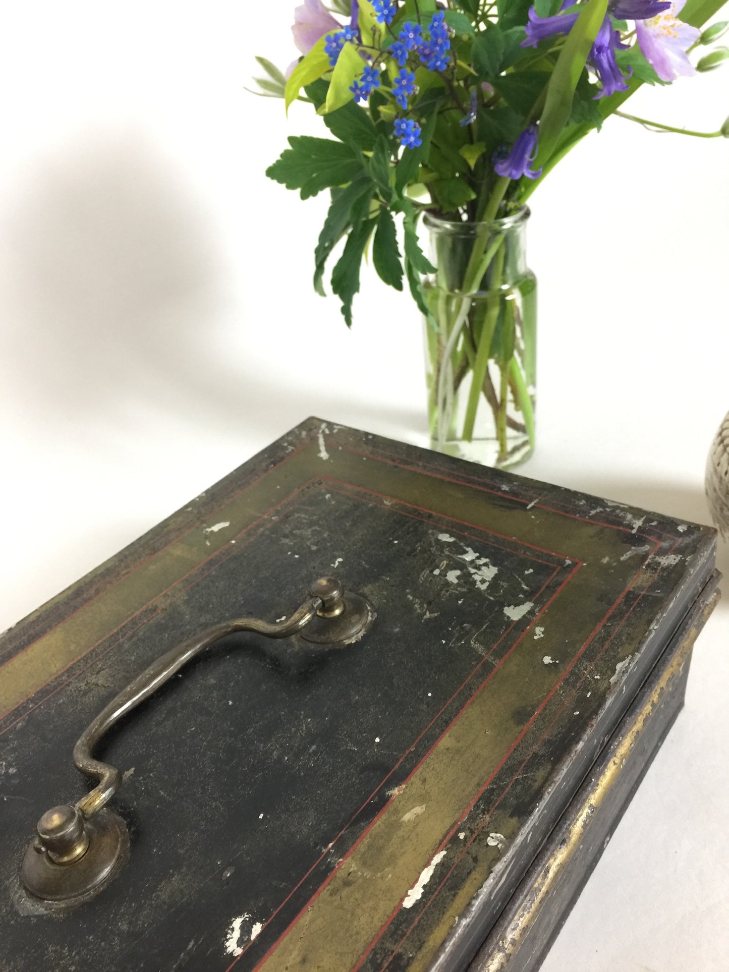 Gammal metalllåda med lock