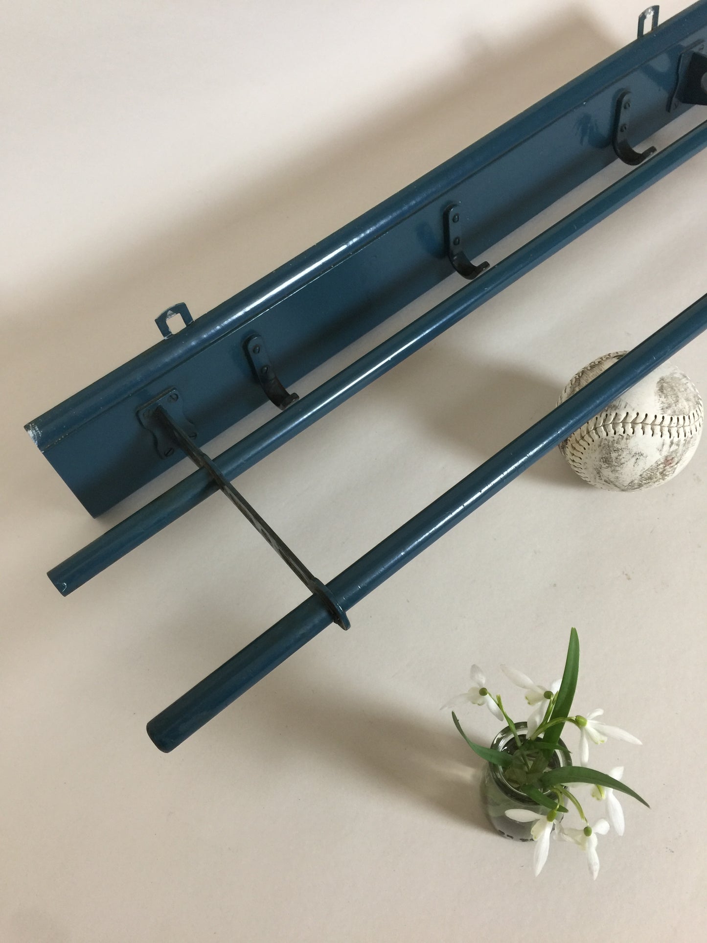 Fin gammal blå hatthylla med krokar