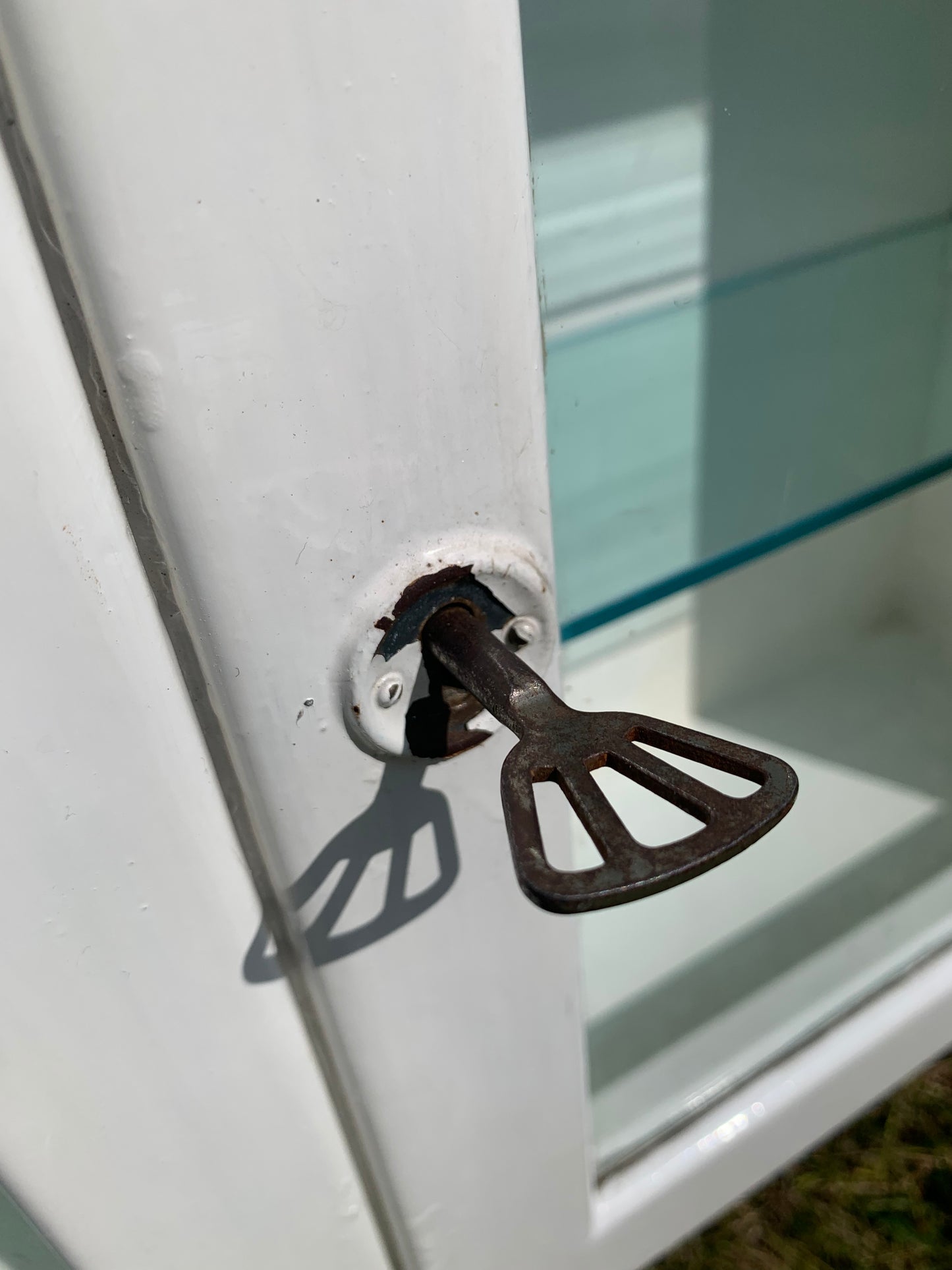 Vitrinskåp med glasdörrar