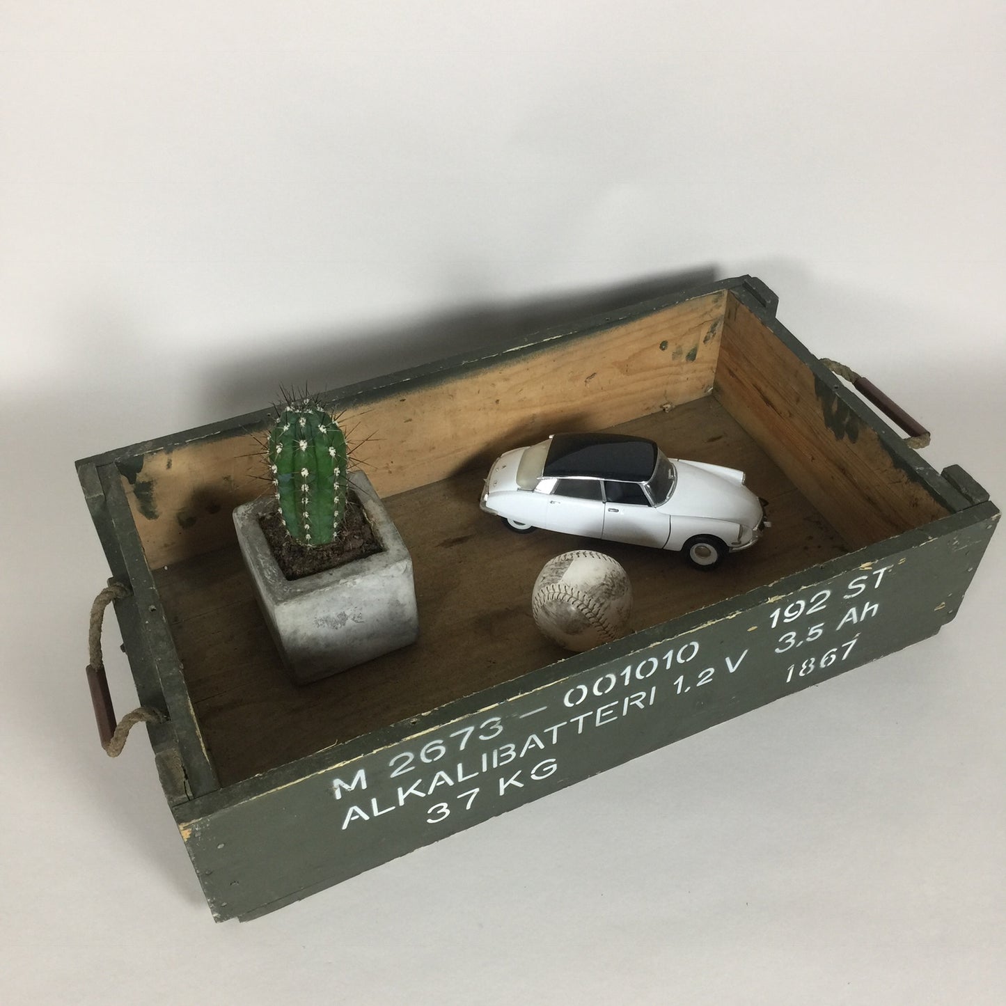 Militärlåda med dekorativ skrift från Sverige