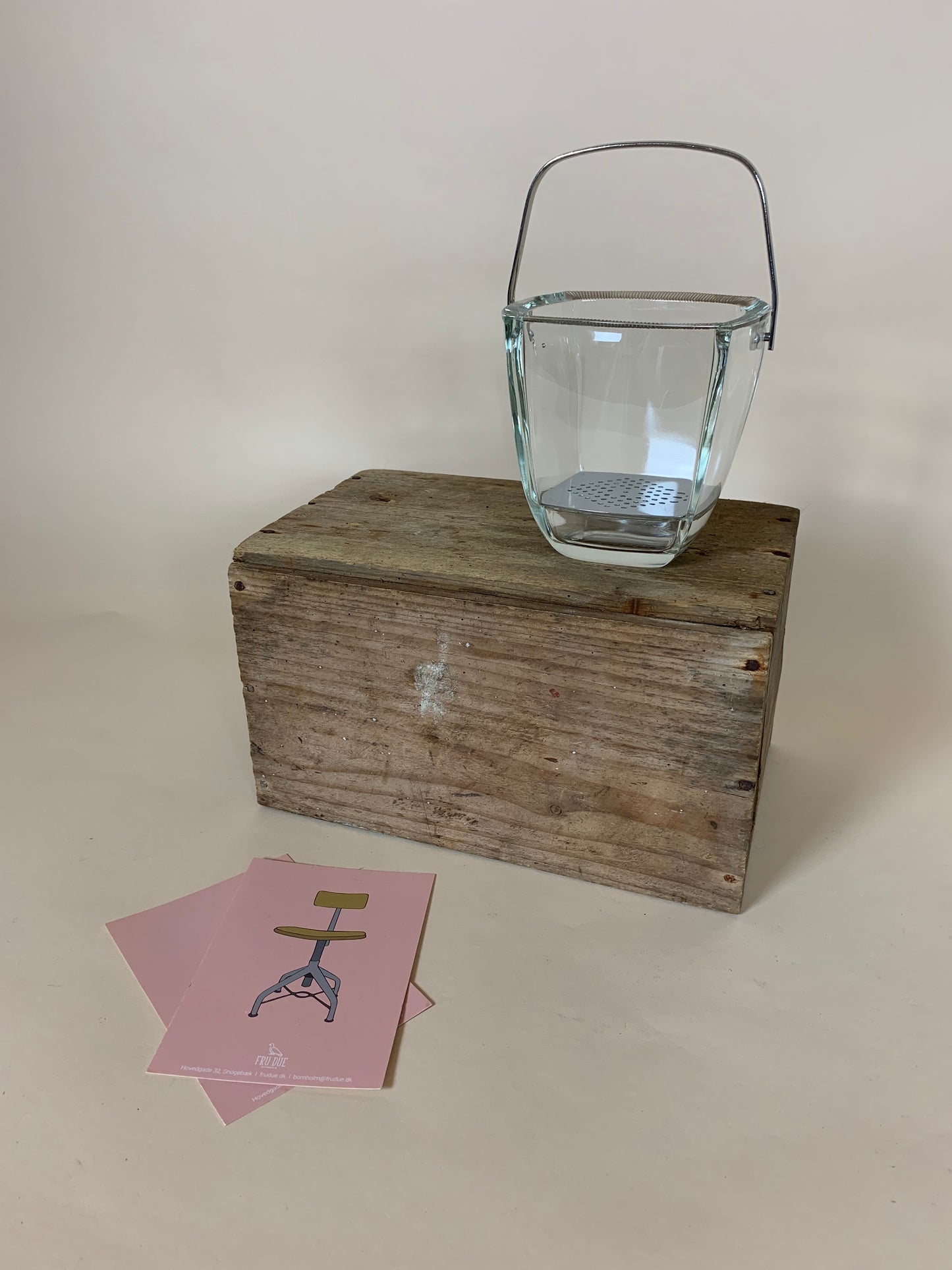 Ishink i glas med mönster på kanten